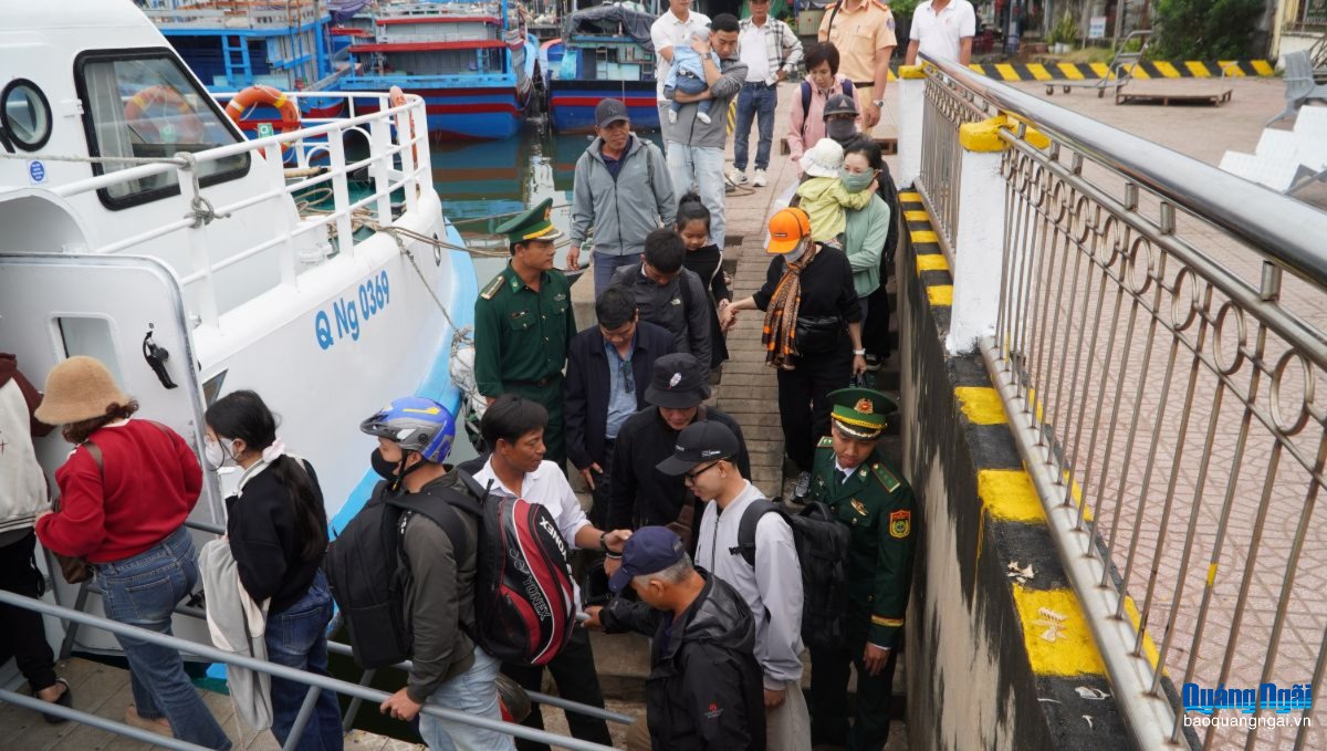 [Ảnh]. Những chuyến tàu cuối cùng đưa người dân Lý Sơn về quê đón Tết