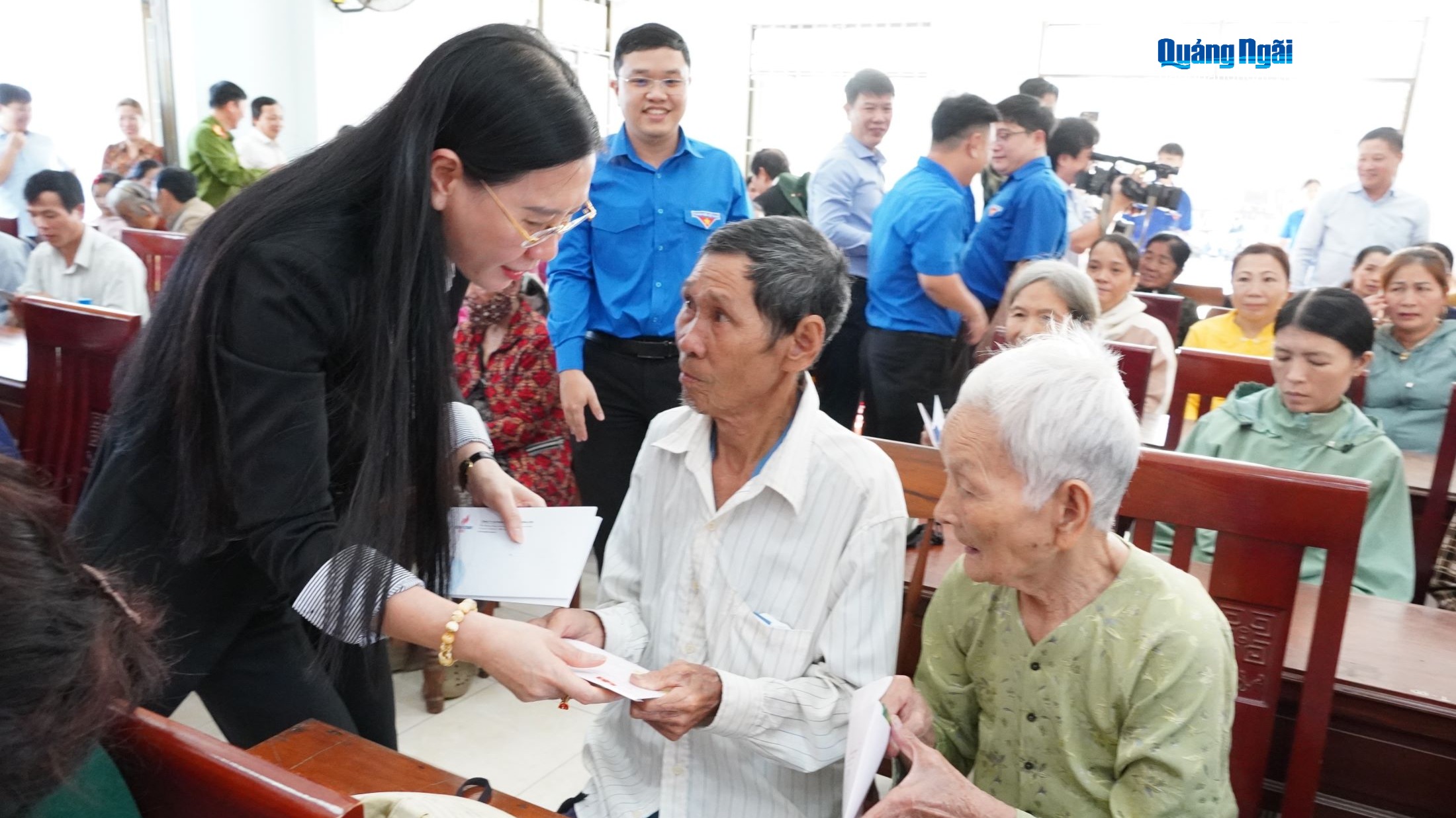 Phó Trưởng ban Tổ chức Trung ương Bùi Thị Quỳnh Vân trao quà Tết tại xã Trường Giang