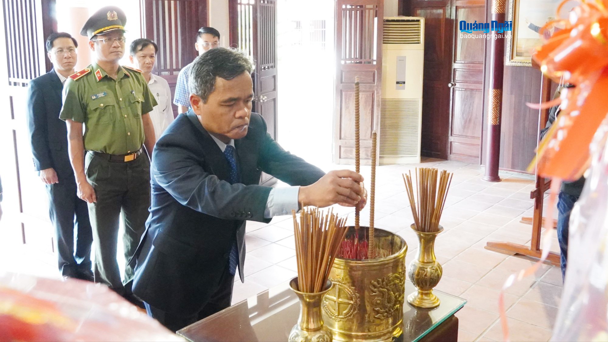 Bí thư Tỉnh ủy Hồ Văn Niên dâng hương tưởng nhớ Thủ tướng Phạm Văn Đồng