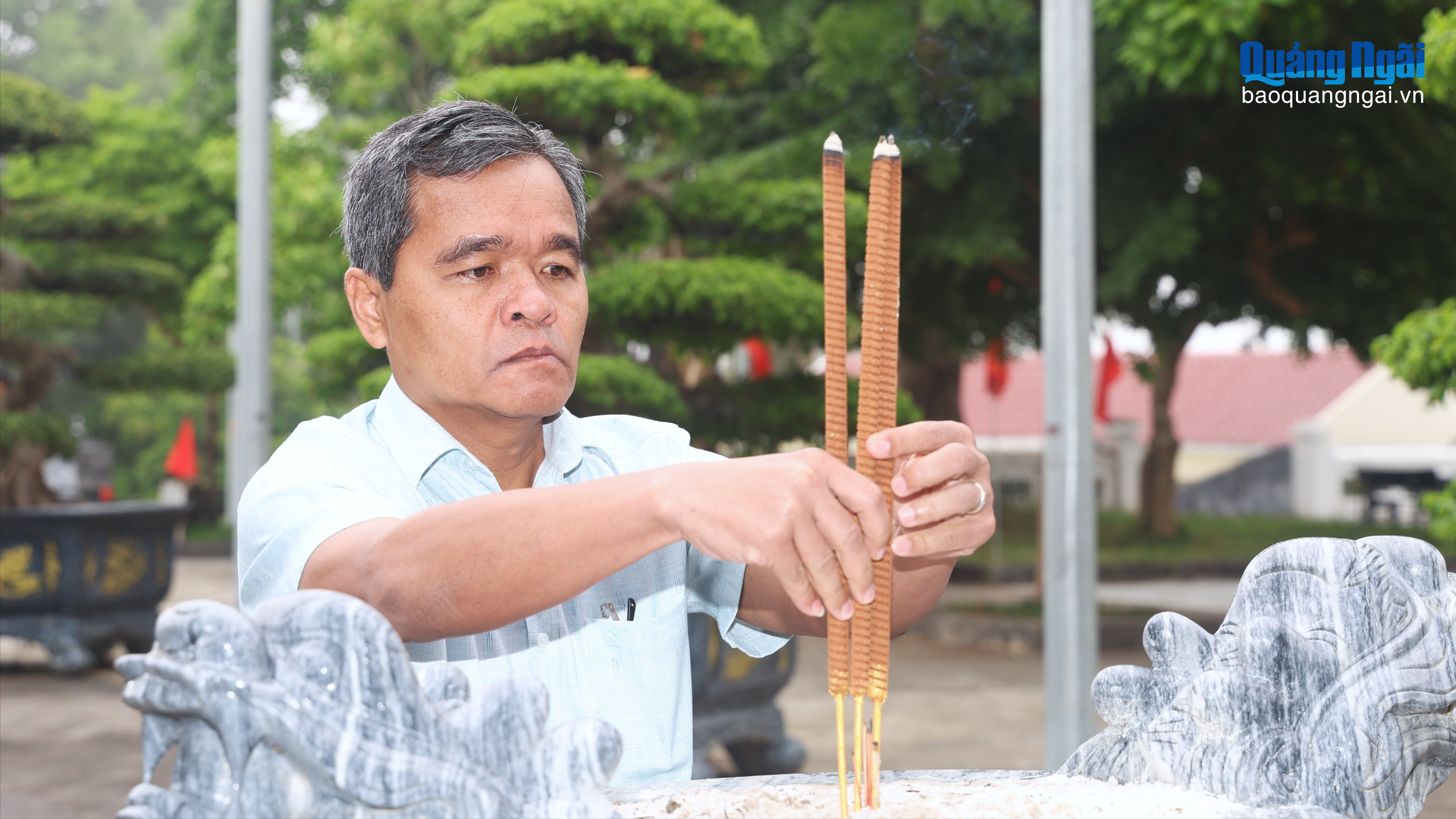 Bí thư Tỉnh ủy Hồ Văn Niên dâng hương tại Di tích Điểm cao 995 - Chư Tan Kra