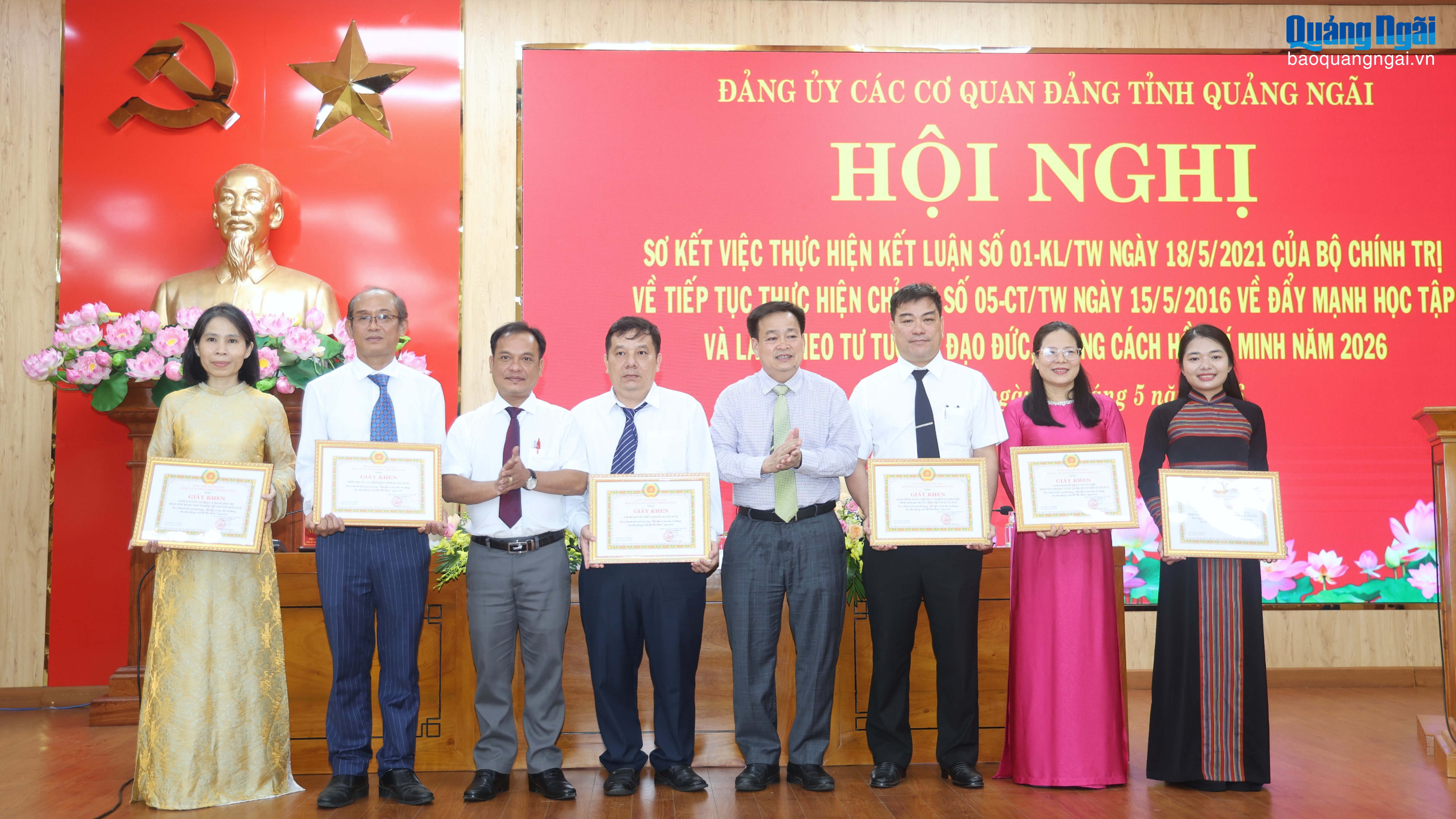 Gắn học tập và làm theo Bác với thực hiện nhiệm vụ chính trị