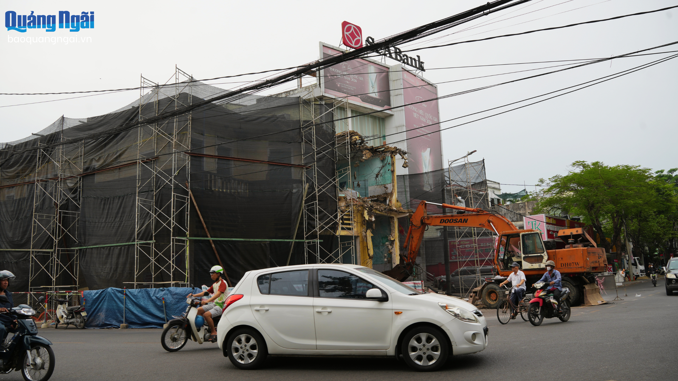 Phá dỡ nhà công sản, phục vụ mở rộng nút giao ngã 5 cũ