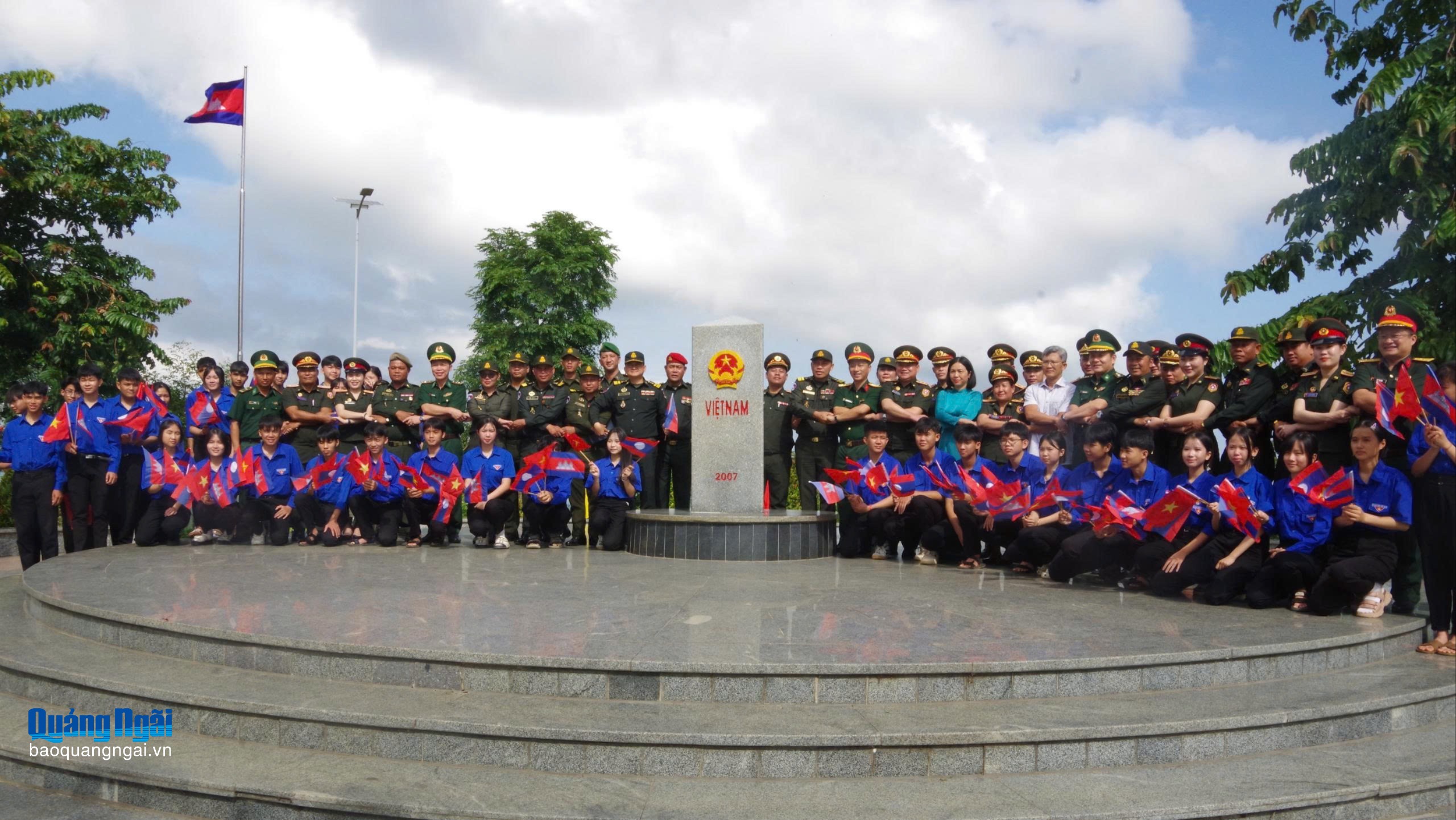 Sĩ quan trẻ ba nước Việt Nam - Lào - Campuchia giao lưu tại xã Bờ Y