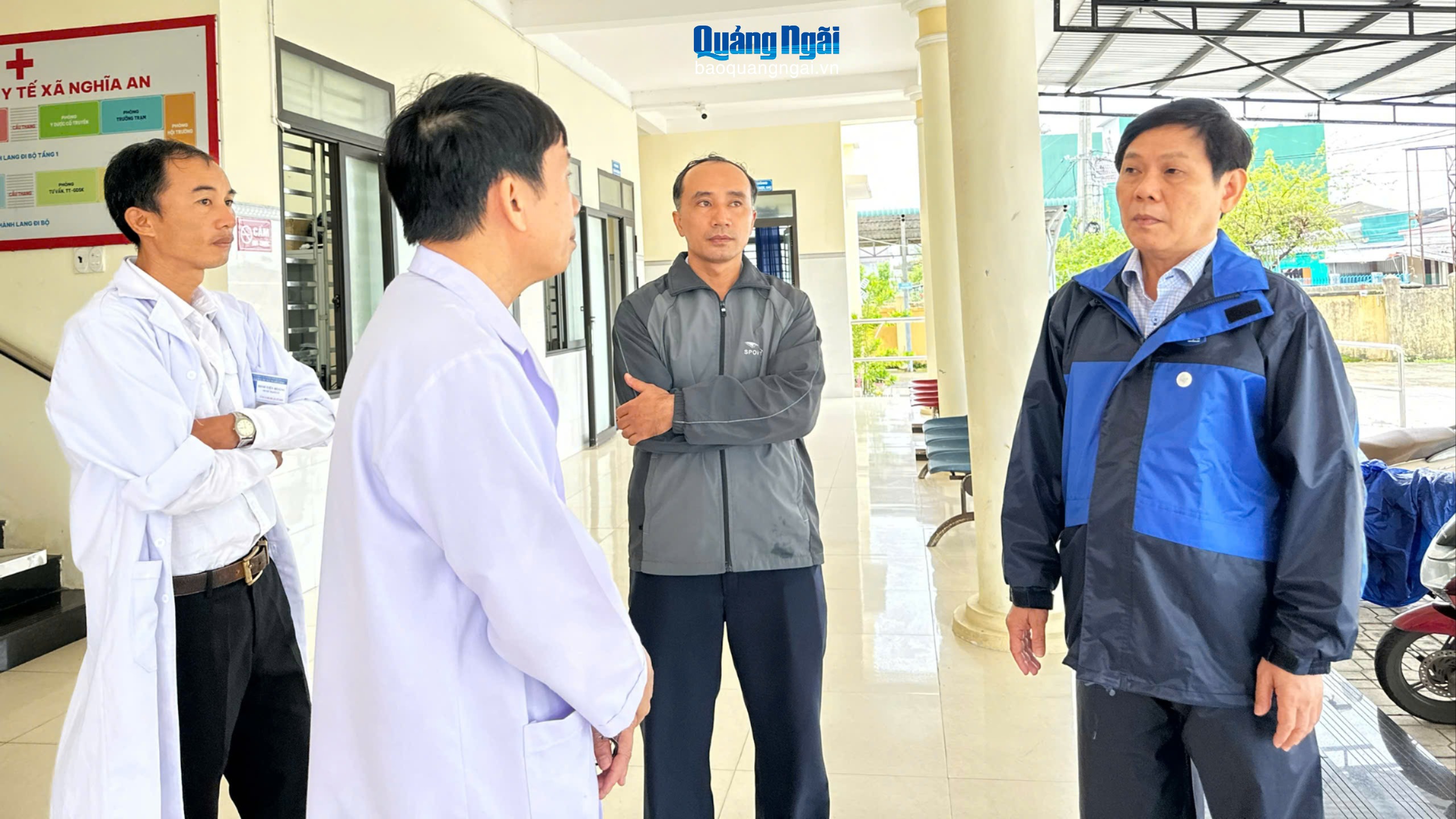 Trao đổi với các y, bác sĩ Trạm Y tế xã An Phú.