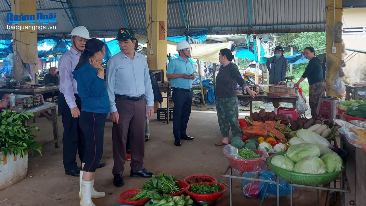 Xã Tư Nghĩa vận động tiểu thương dừng buôn bán tại chợ từ chiều 6/11.