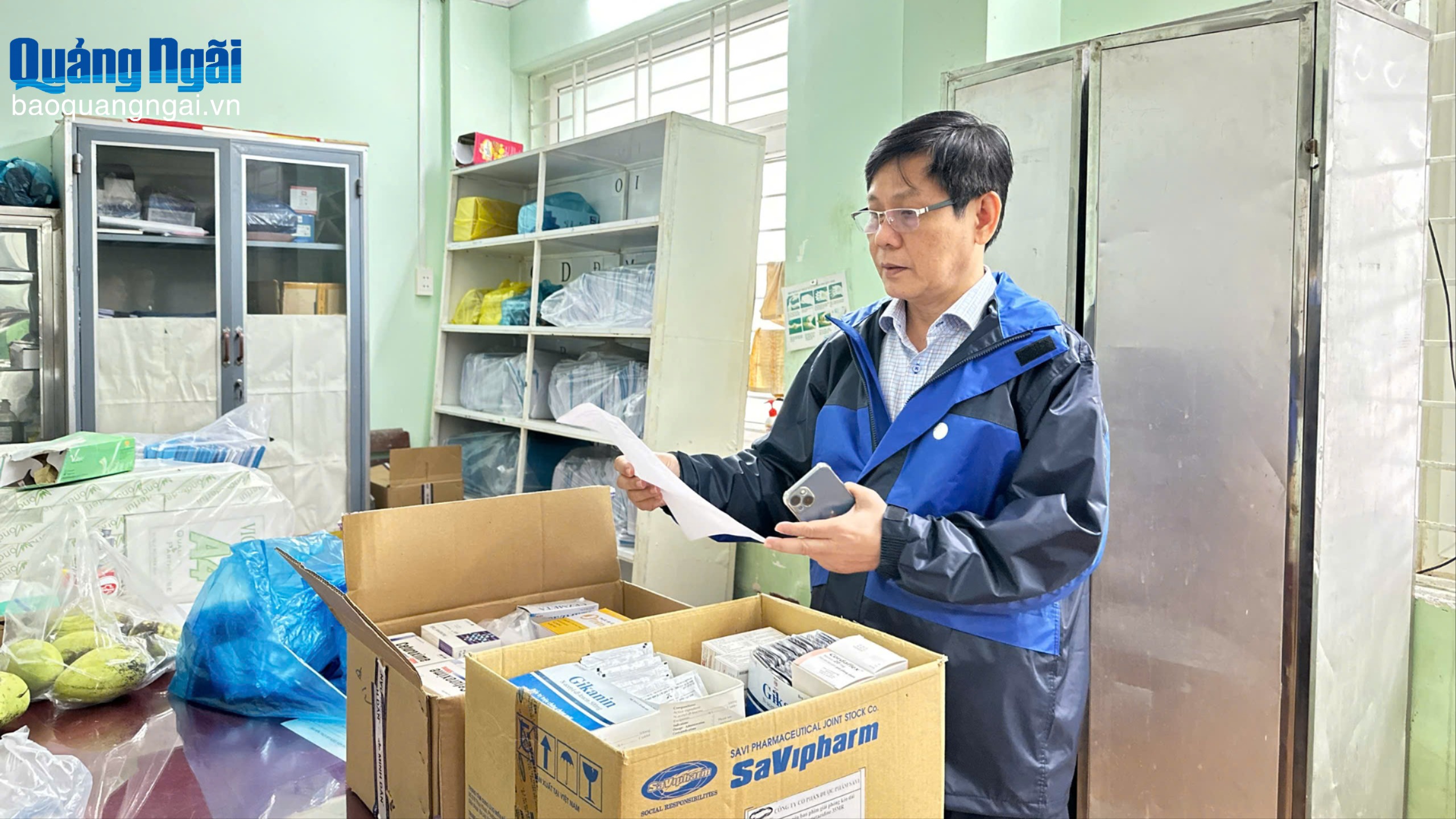 Lãnh đạo Sở Y tế kiểm tra thuốc men tại Trạm Y tế xã Tịnh Khê.