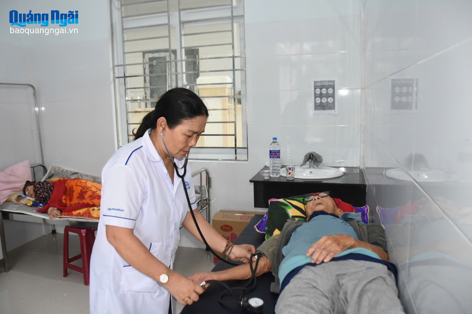 Trạm Y tế Phổ Châu, phường Sa Huỳnh, cấp cứu một bệnh nhân vào trưa 6/11. 