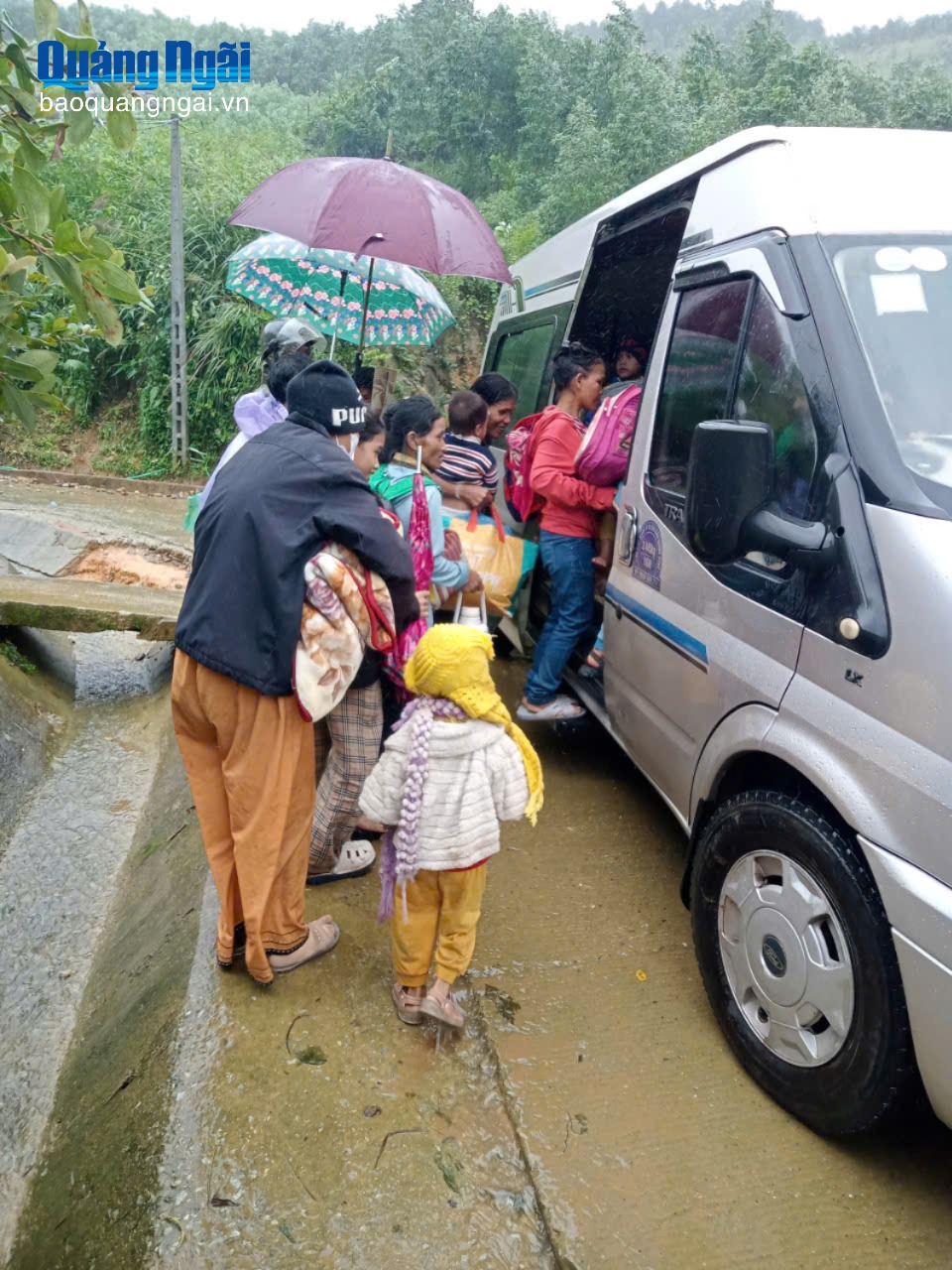 Người dân lên xe đi tránh bão.