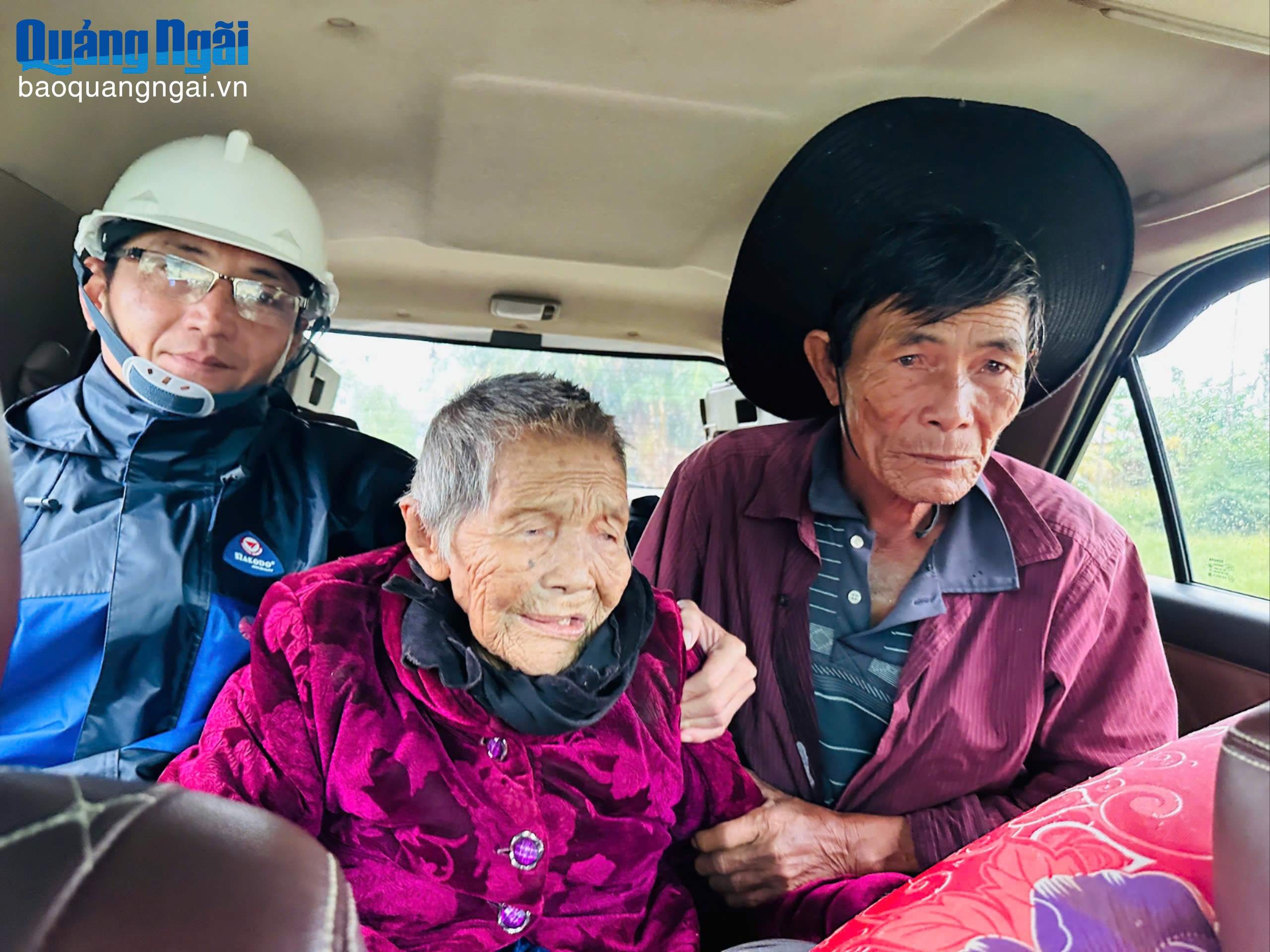 Chính quyền xã An Phú đưa xe đến đón Mẹ Việt Nam Anh hùngCao Thị Chánh (101 tuổi), ở thôn Hiền Lương, xã An Phú, đến địa điểm tránh trú bão an toàn. Ảnh: LÊ NGA