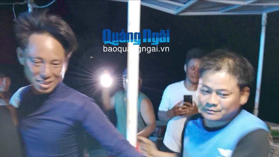 Ba người bị sóng cuốn trôi được cứu, tất cả đã về Lý Sơn