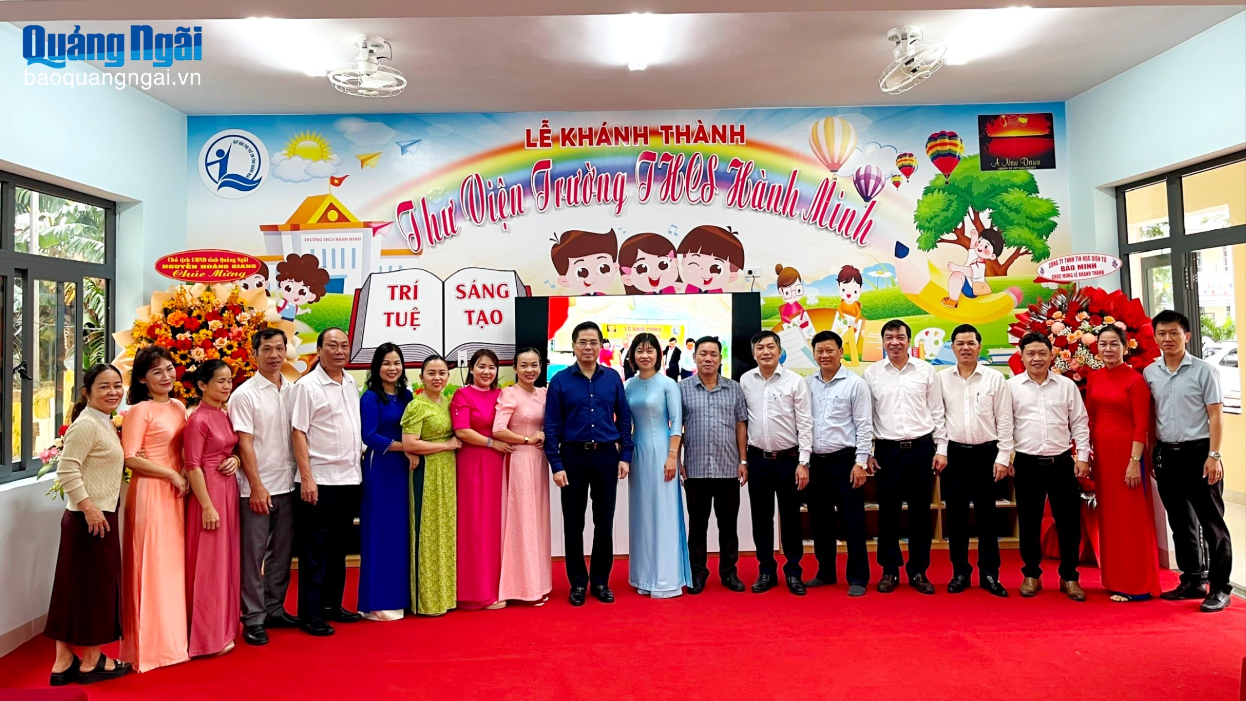 Chủ tịch UBND tỉnh Nguyễn Hoàng Giang thăm, tặng quà Thư viện Trường THCS Hành Minh