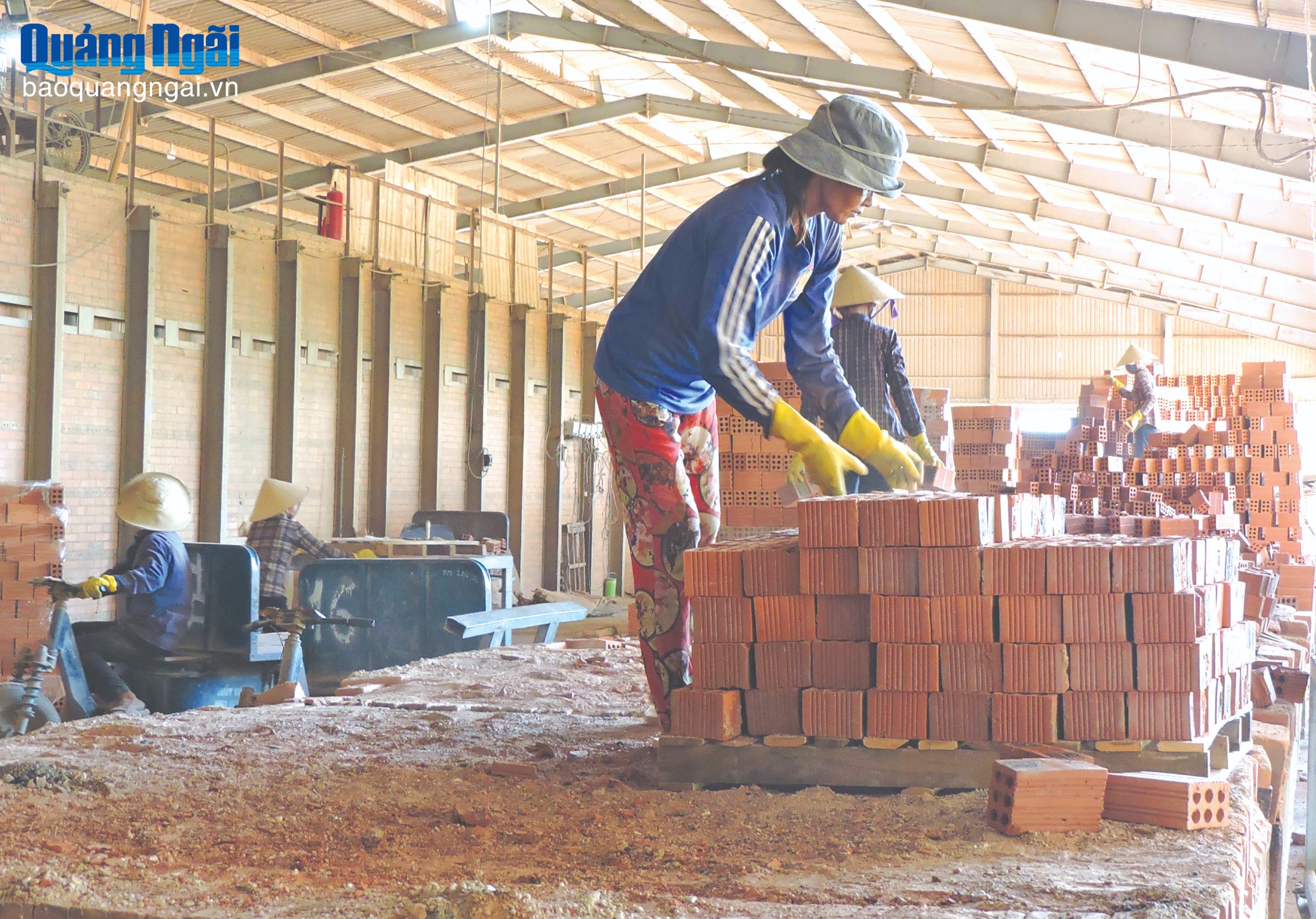 Sản xuất gạch tuynel tại Cụm công nghiệp Đồng Làng, phường Đức Phổ.