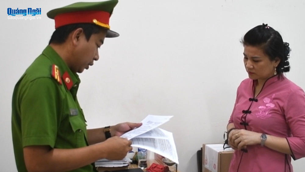 Thực hiện lệnh khởi tố, bắt giam đối tượng Nguyễn Thị Quyên. Ảnh: T.H