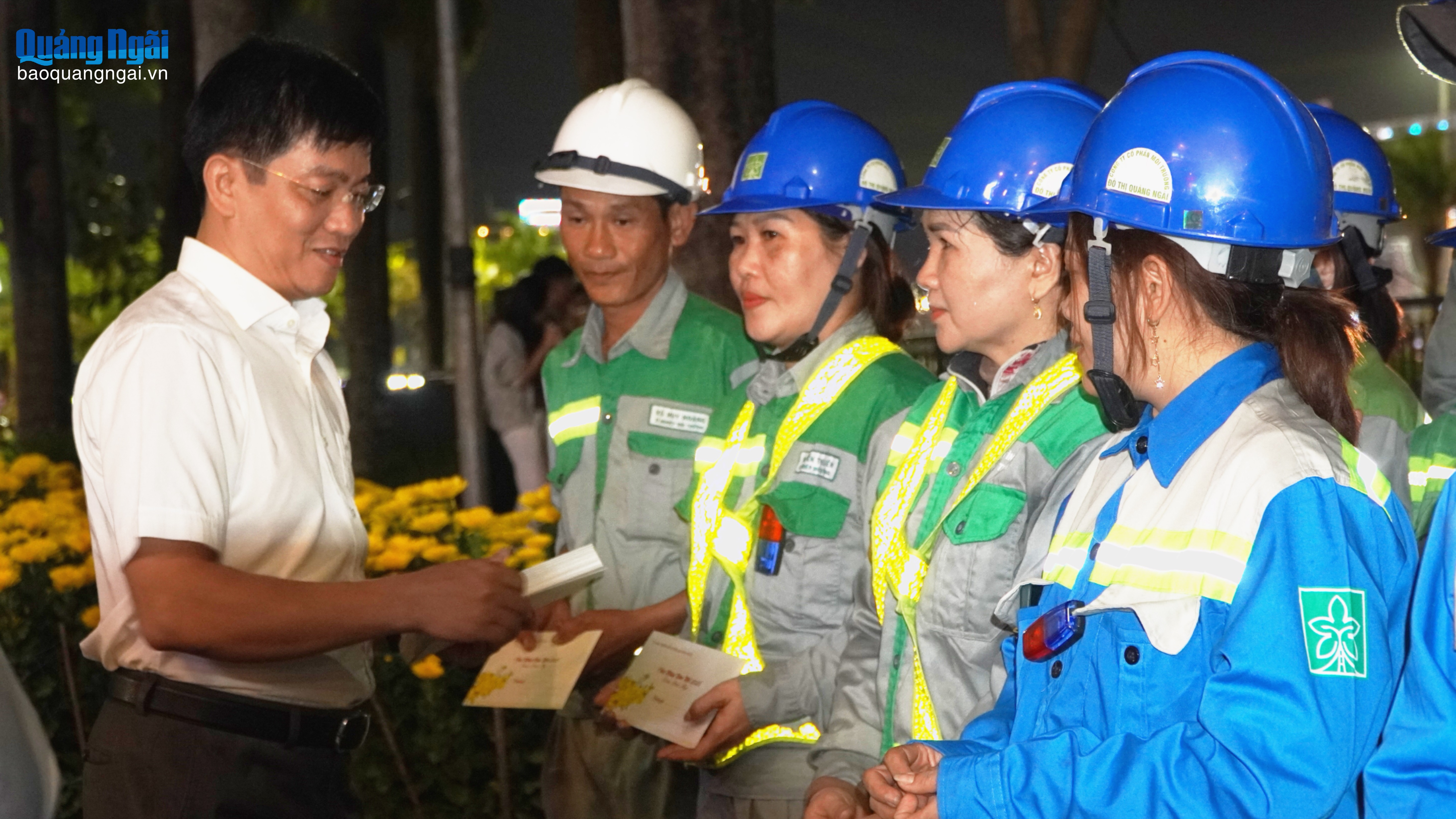 Phó Chủ tịch UBND tỉnh Đỗ Tâm Hiển tặng quà, cảm ơn công nhân vệ sinh môi trường