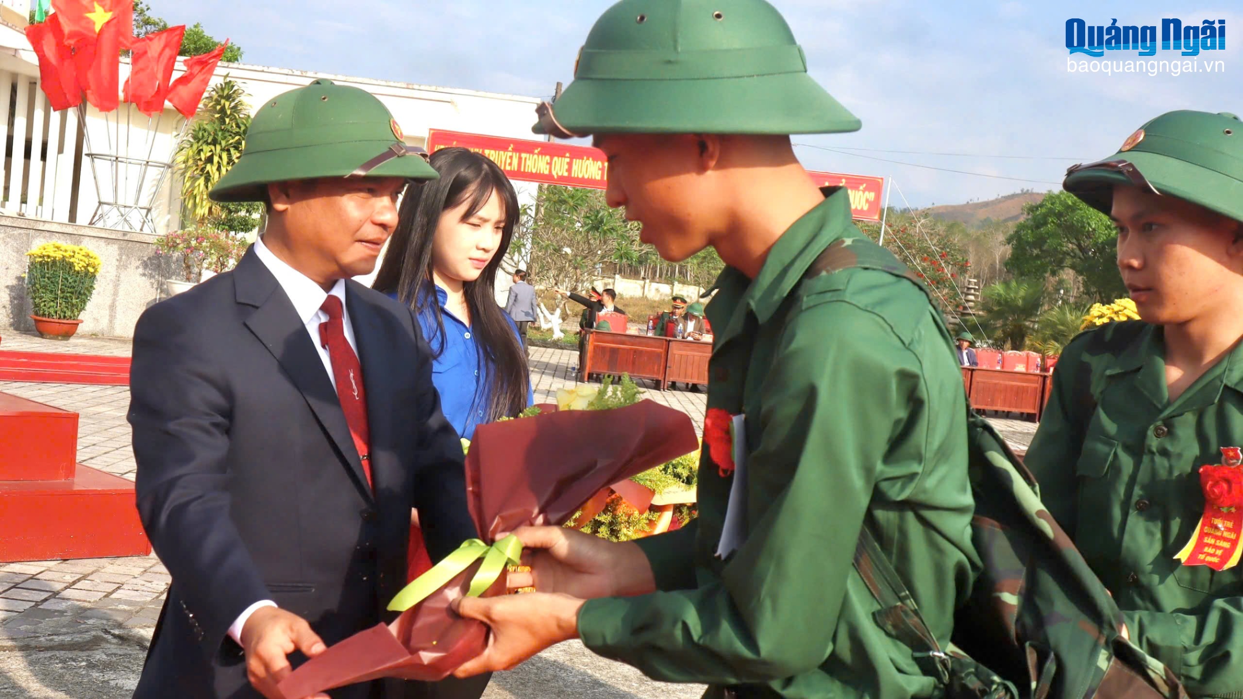 Thanh niên Quảng Ngãi nô nức lên đường tòng quân