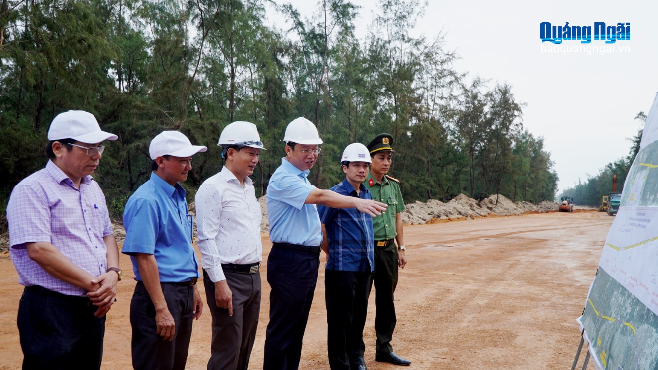 Phó Chủ tịch UBND tỉnh Nguyễn Công Hoàng kiểm tra dự án Đường ven biển Dung Quất - Sa Huỳnh