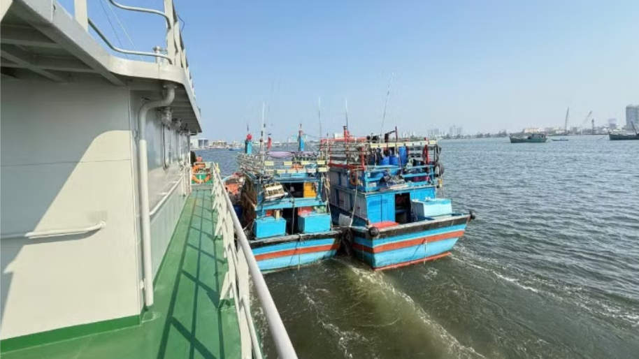 Cứu hộ tàu cá Quảng Ngãi gặp nạn trên biển