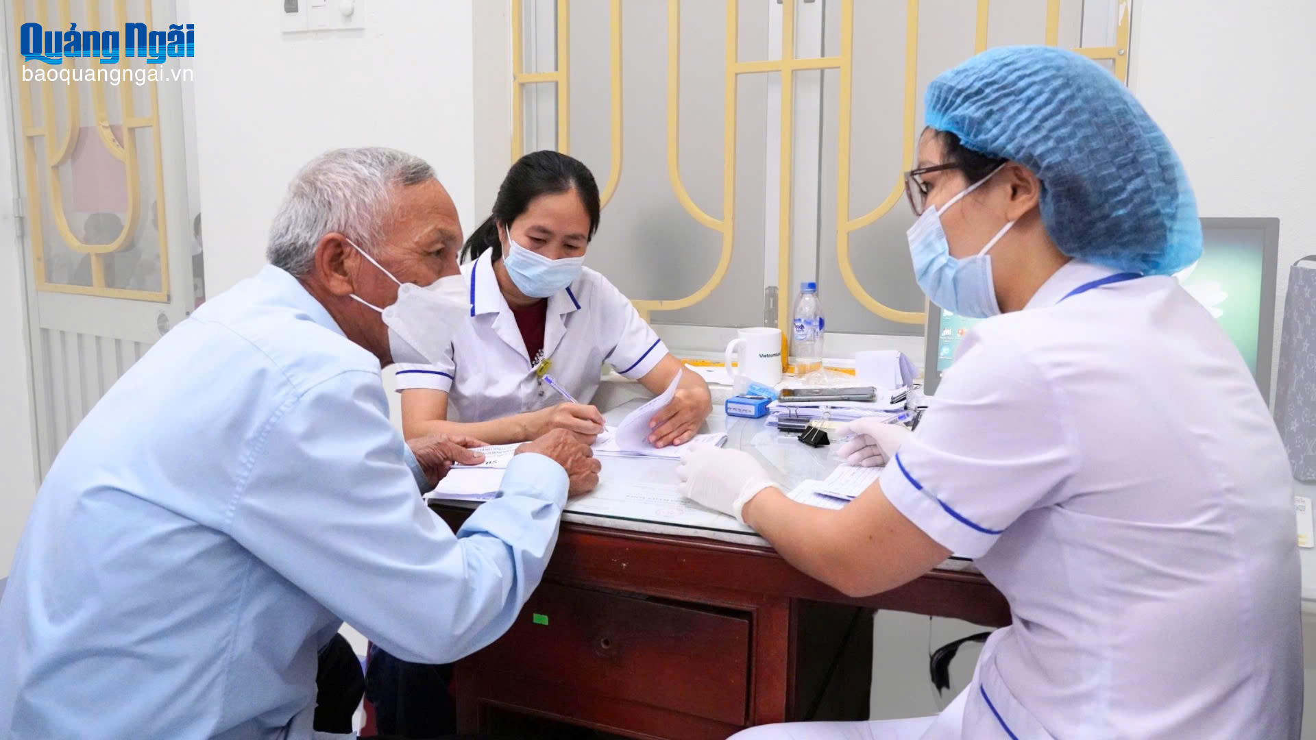 Người bệnh đến khám được tư vấn, hướng dẫn cụ thể cách chăm sóc, theo dõi, điều trị các bệnh về mắt.