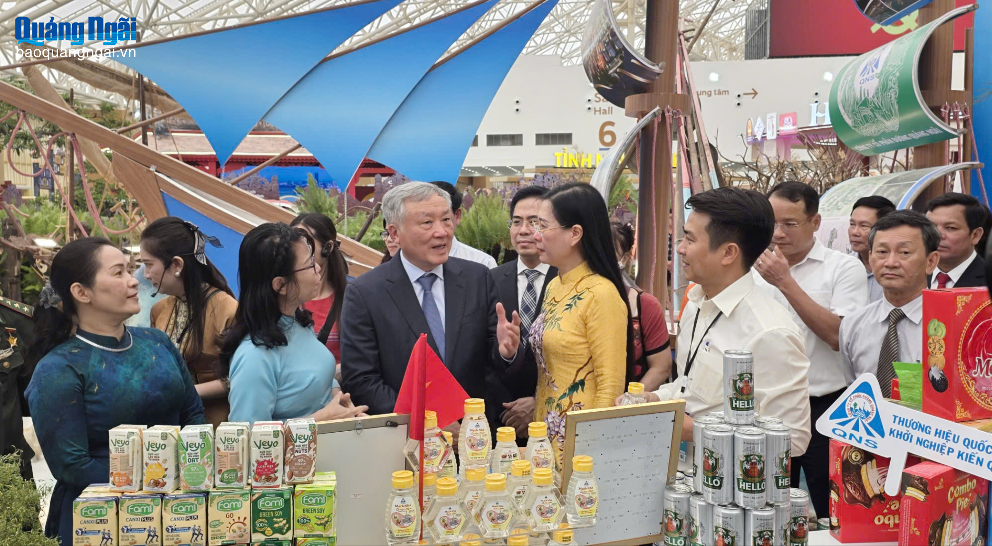Ủy viên Bộ Chính trị, Phó Thủ tướng Thường trực Chính phủ Nguyễn Hòa Bình tham quan khu trưng bày “Quảng Ngãi - Cội nguồn cách mạng, vững bước tương lai” tại Trung tâm Hội chợ Triển lãm Quốc gia, ở Đông Anh (Hà Nội). Ảnh: CTV