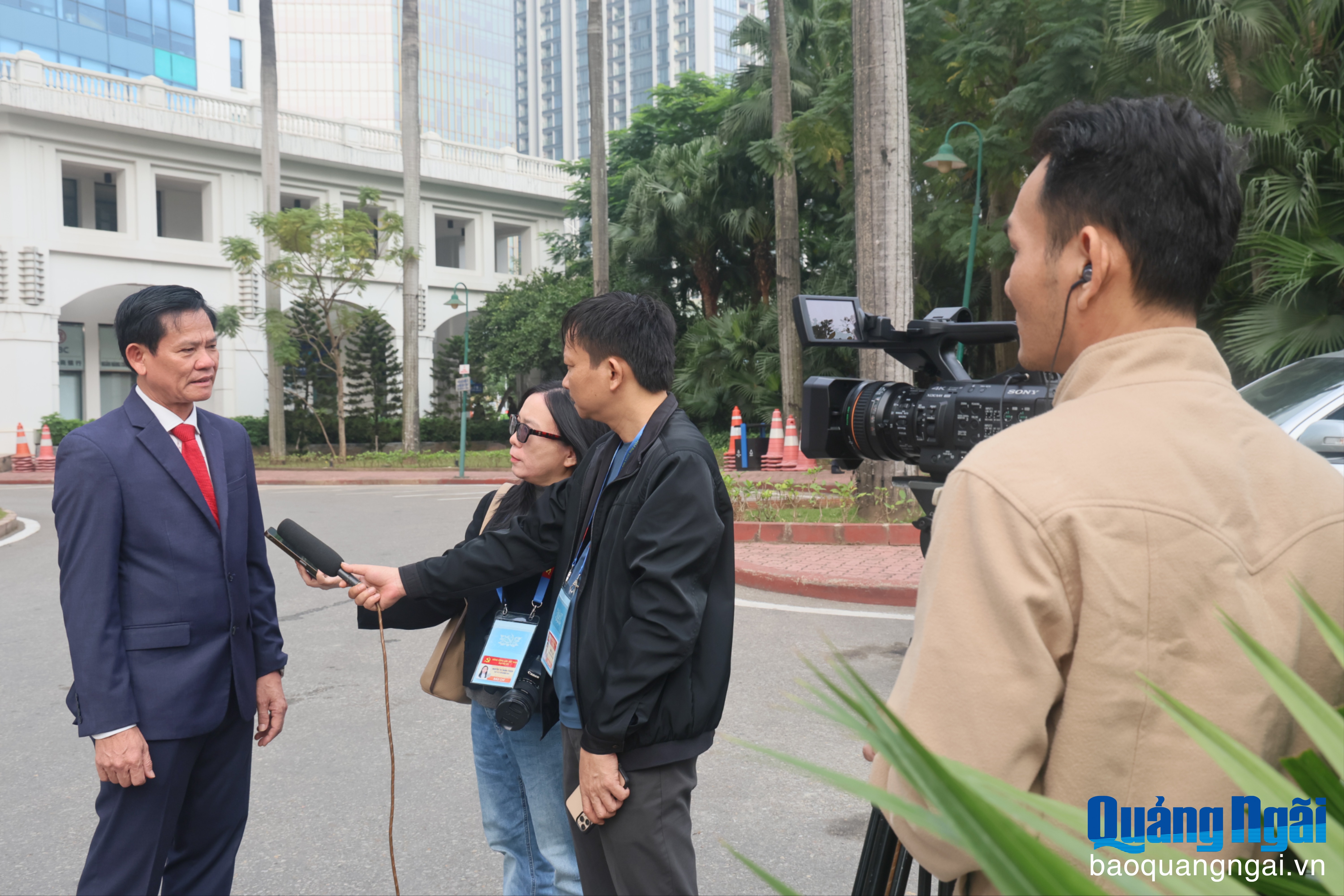 Phóng viên Báo và Phát thanh, Truyền hình Quảng Ngãi phỏng vấn Ủy viên Ban Thường vụ Tỉnh ủy, Trưởng ban Tuyên giáo và Dân vận Tỉnh ủy Ngô Văn Trọng vào chiều 18/1. Ảnh: HOÀNG ANH 