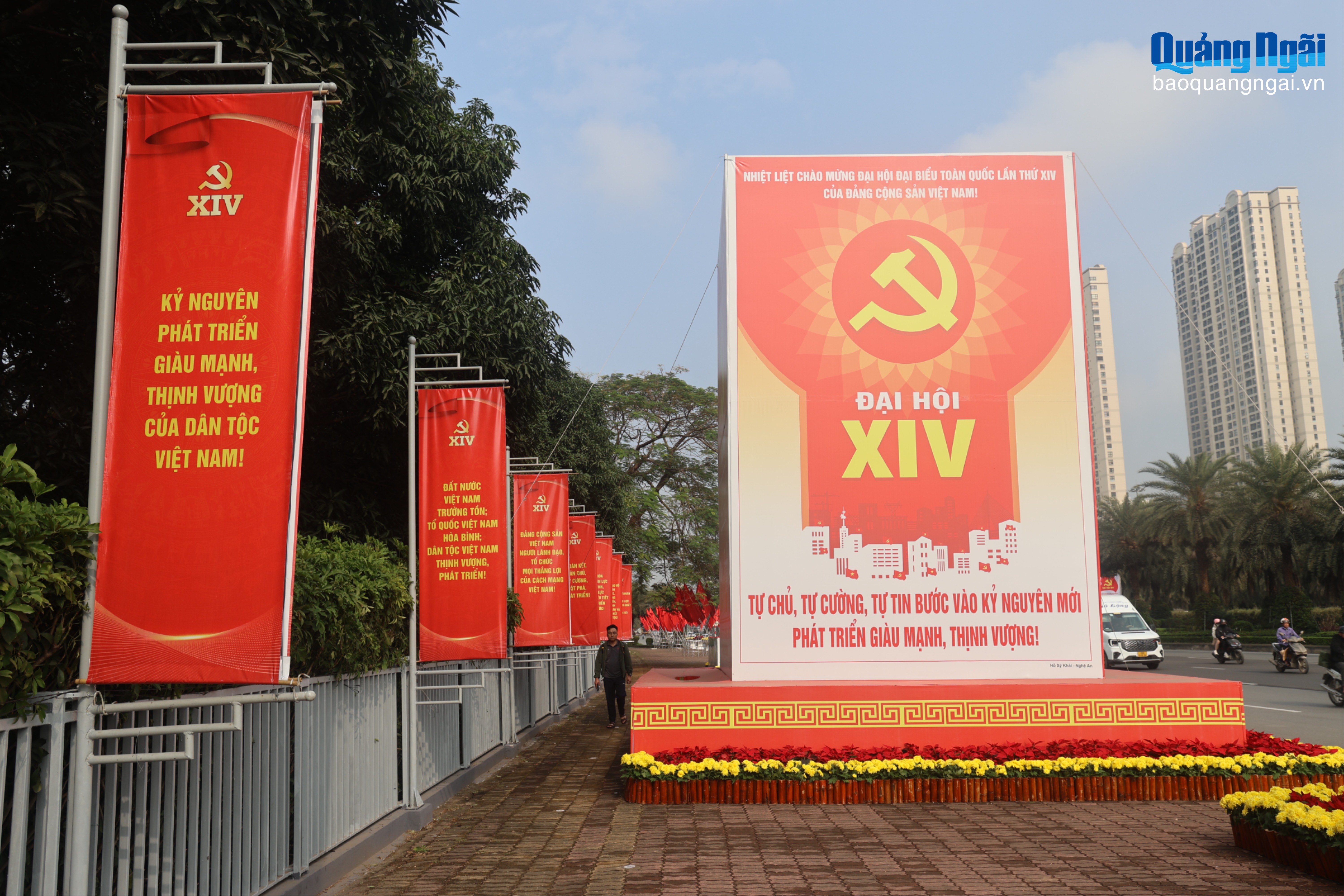 Khắp các tuyến phố của Thủ đô Hà Nội được trang trí cờ hoa, pa nô, khẩu hiệu chào mừng, tạo không khí trang trọng và niềm hân hoan của toàn dân trước thềm Đại hội XIV: ẢNH: HOÀNG ANH