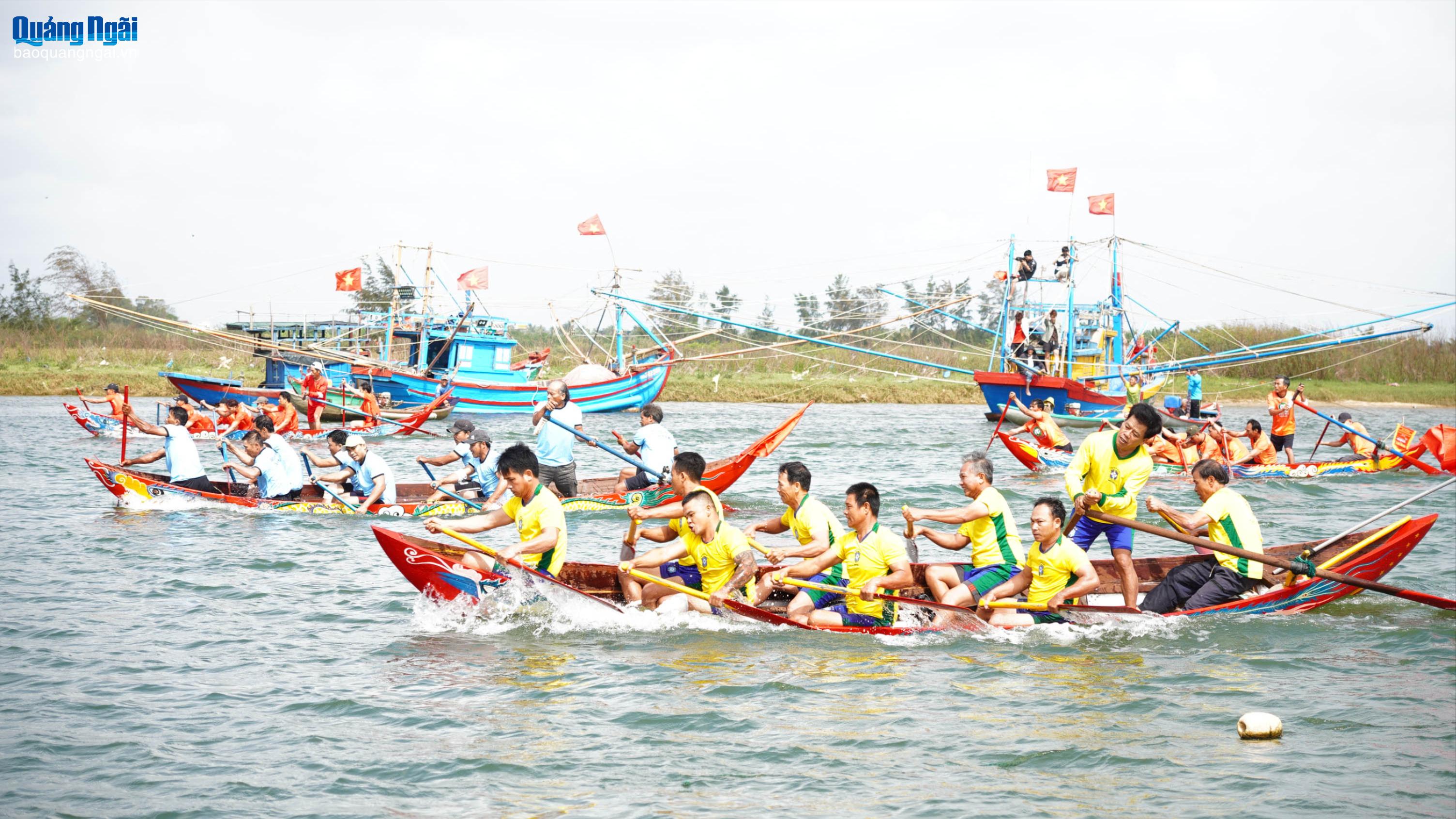 [Ảnh]. Sôi nổi lễ đua thuyền truyền thống tứ linh