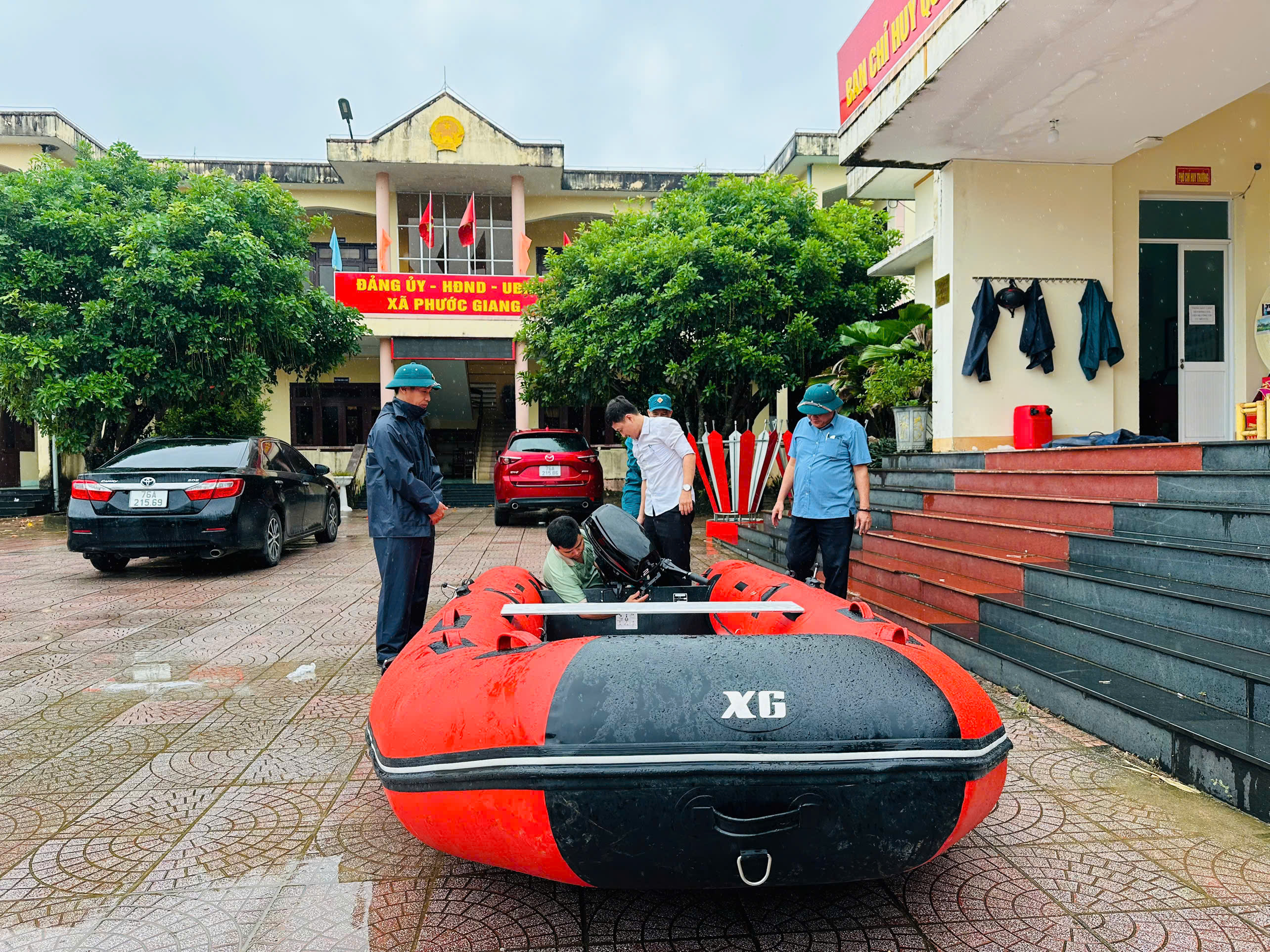 Ban CHQS xã chuẩn bị phương tiện ca nô ứng phó bão.