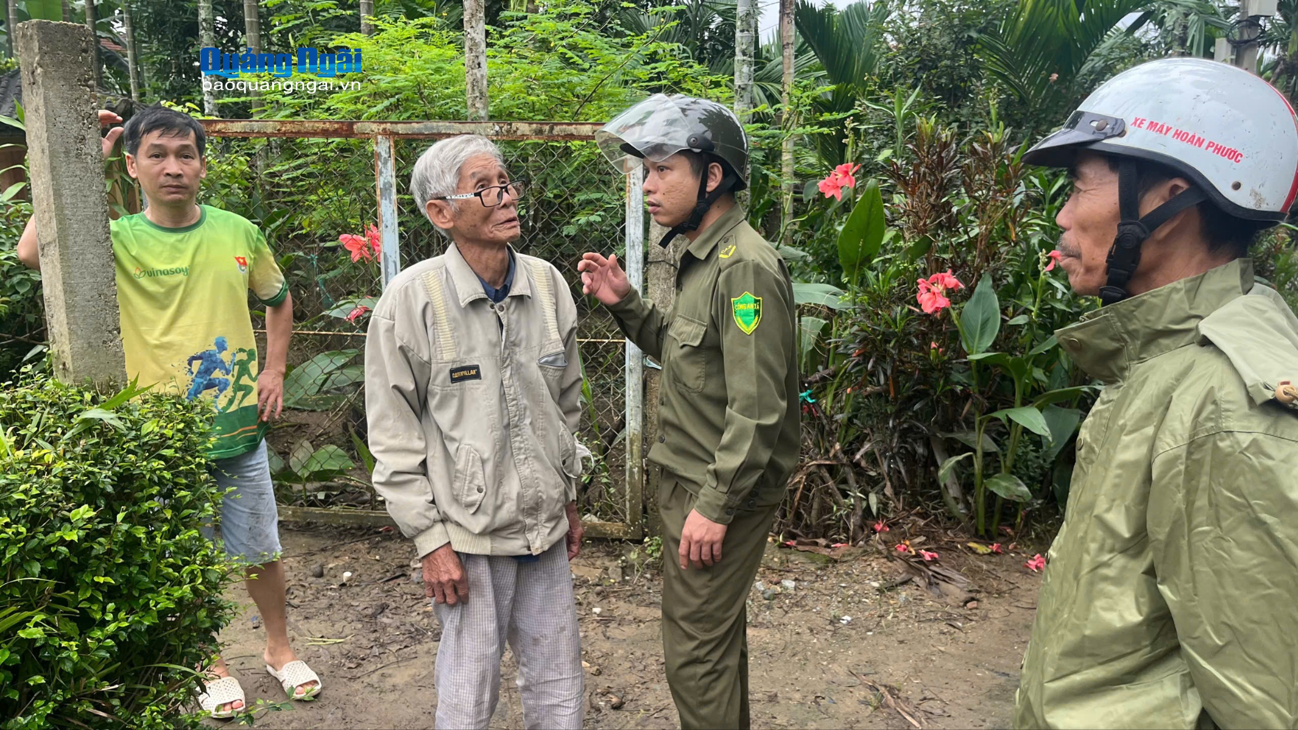 Tổ tuyên truyền lưu động đên từng nhà dân hướng dẫn biện pháp ứng phó mưa bão.
