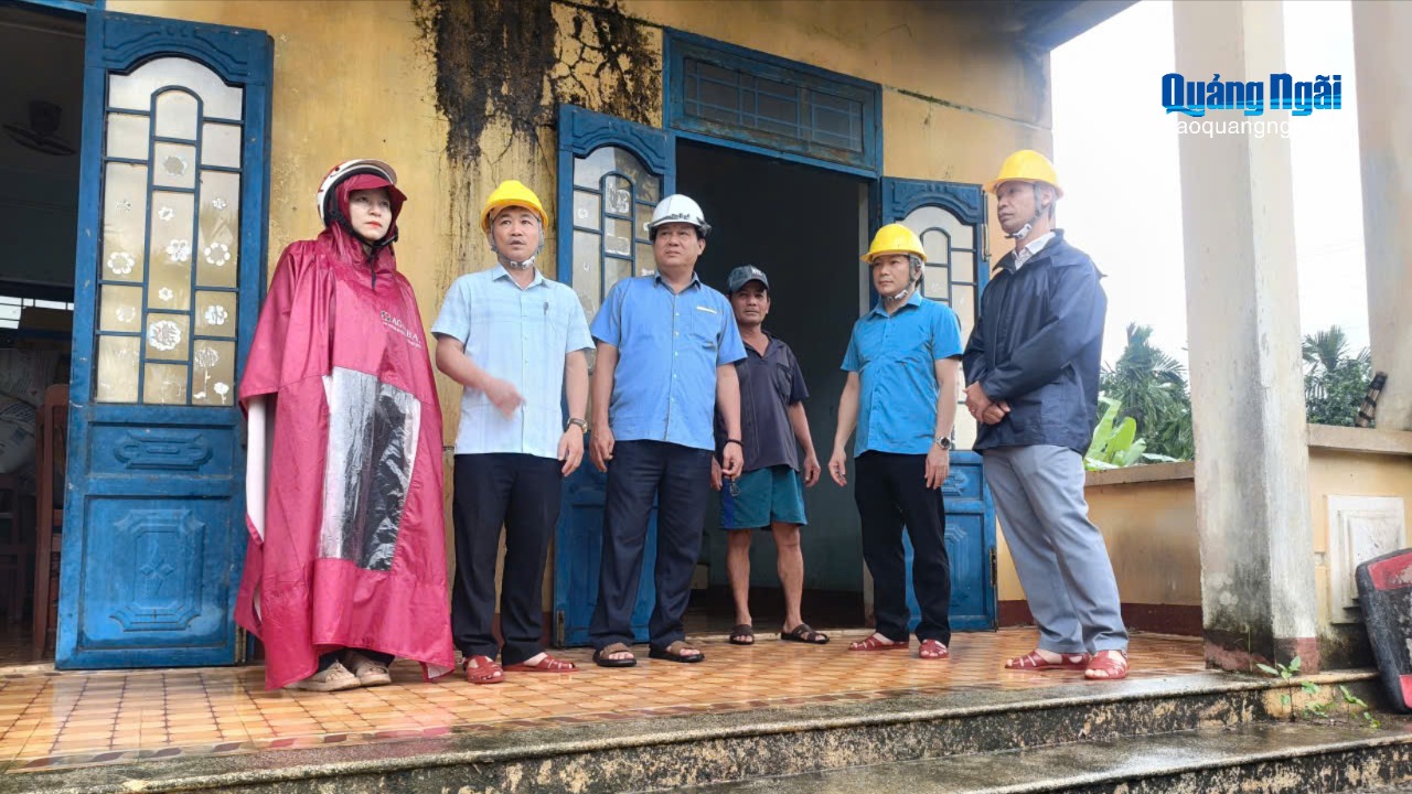 Lãnh đạo địa phương kiểm tra tình hình chuẩn bị ứng phó bão số 13 tại các điểm thôn.