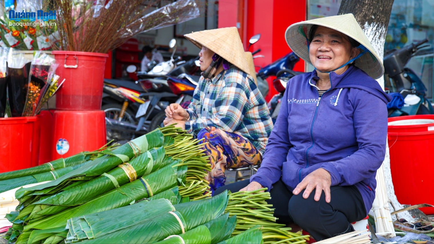 Nhộn nhịp chợ lá dong, lá chuối ngày cận Tết