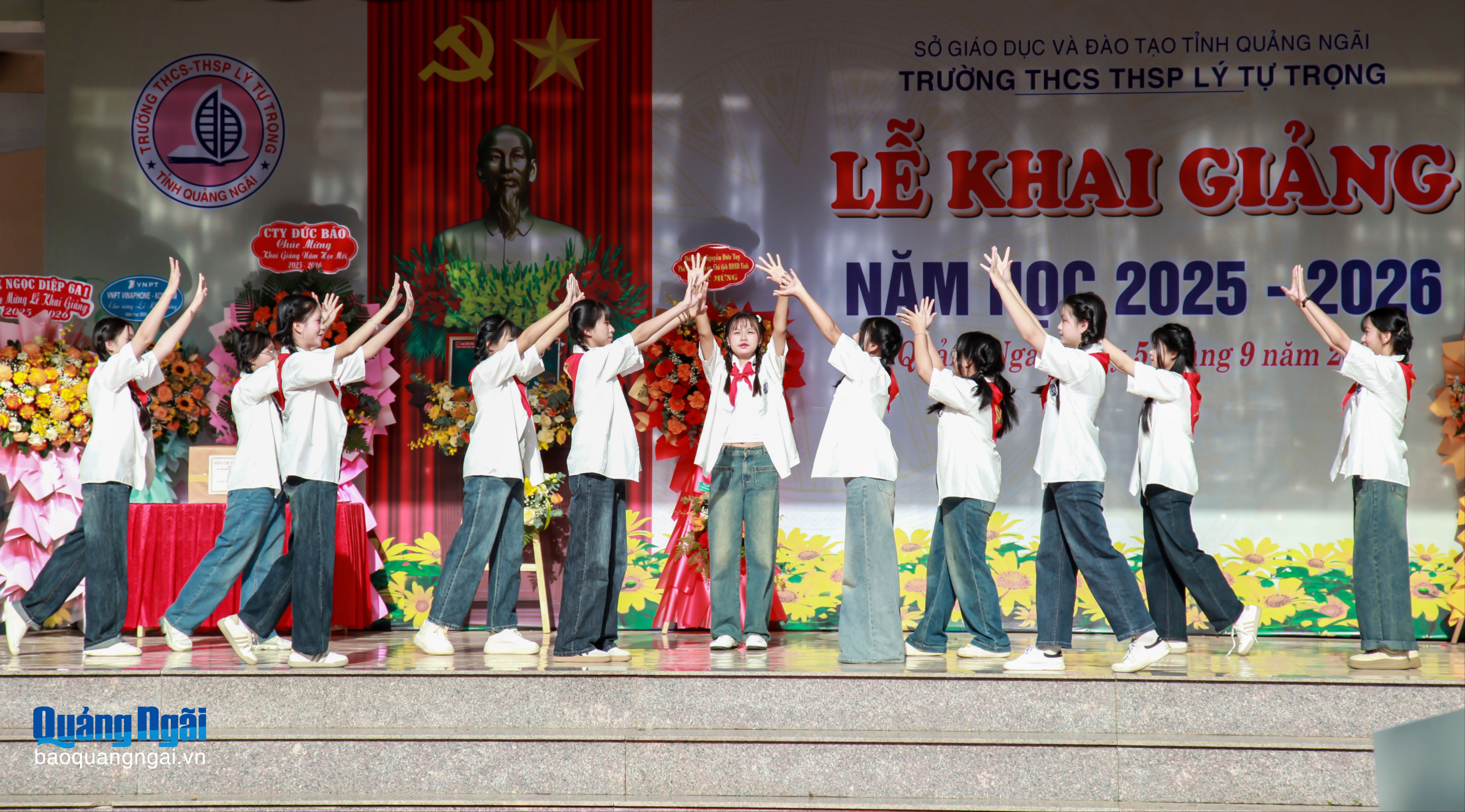 Tiết mục văn nghệ của học sinh chào mừng năm học mới.