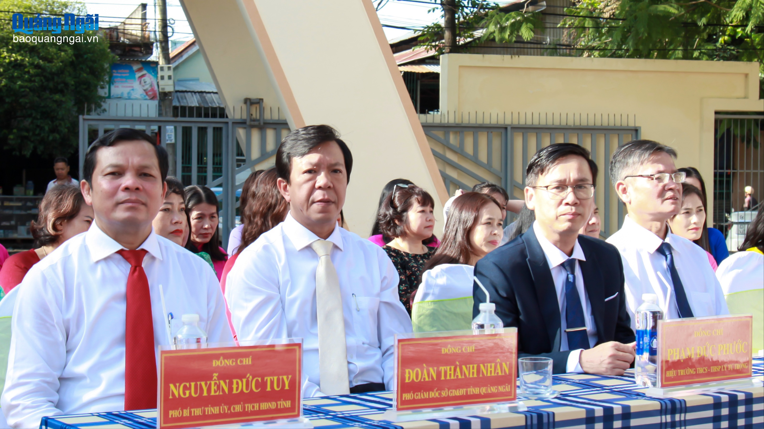 Phó Bí thư Tỉnh ủy, Chủ tịch HĐND tỉnh Nguyễn Đức Tuy cùng các đại biểu dự lễ khai giảng.