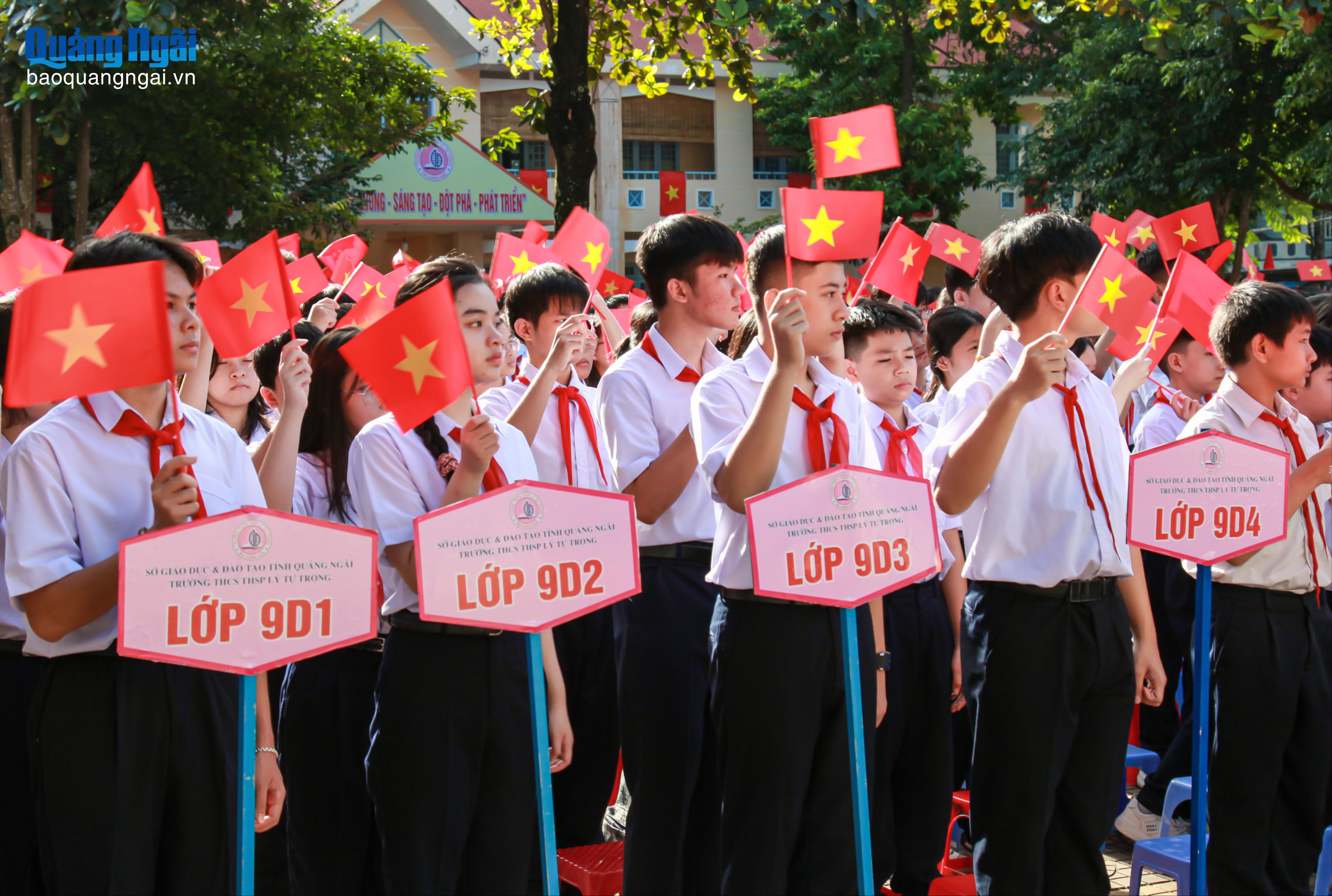 Học sinh Trường THCS Thực hành Sư phạm Lý Tự Trọng bước vào năm học mới.