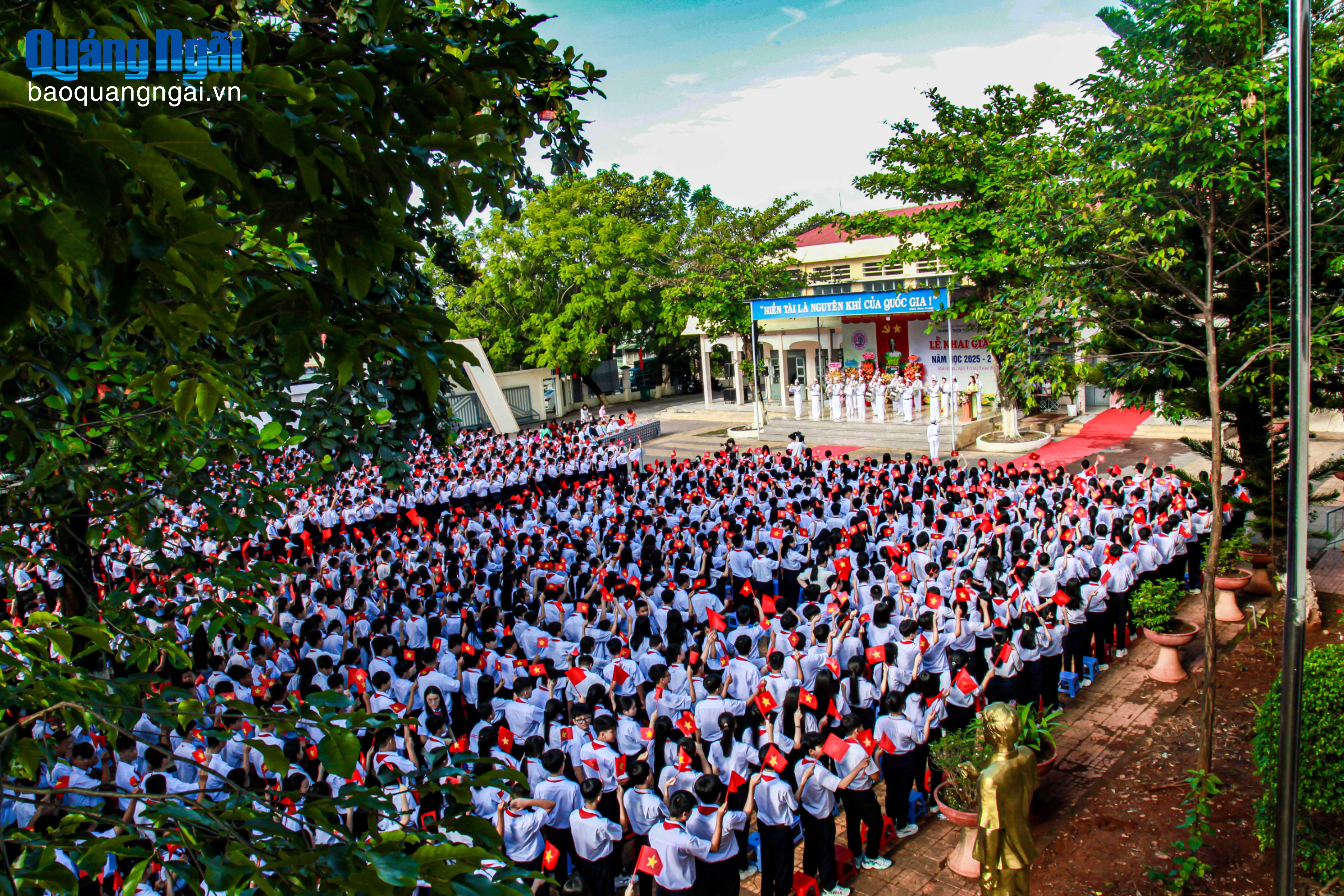 Toàn cảnh Lễ khai giảng năm học 2025 - 2026 tại Trường THCS Thực hành Sư phạm Lý Tự Trọng.