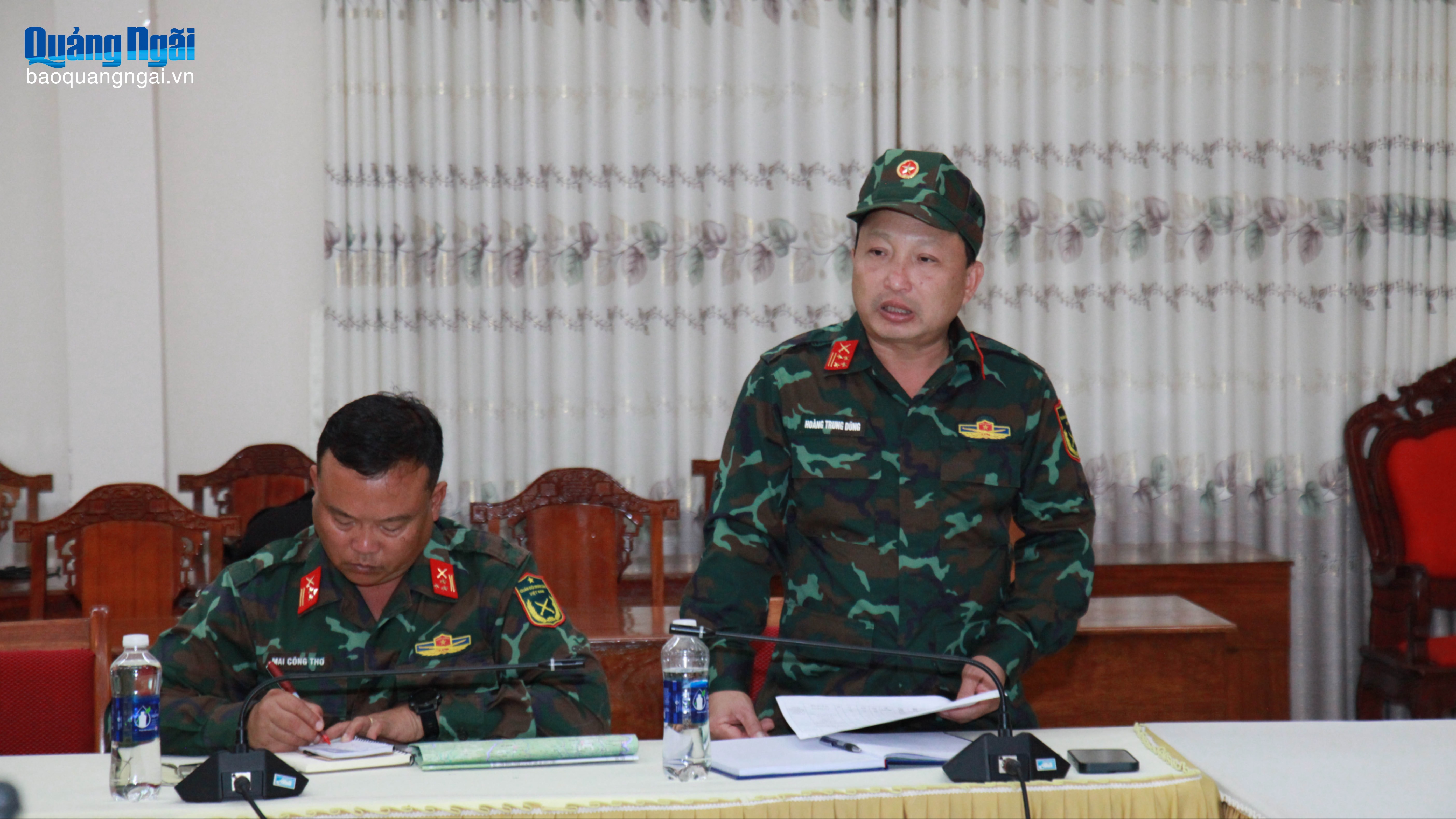 Đại diện Bộ Chỉ huy Quân sự tỉnh báo cáo công tác huy động lực lượng ứng phó tại khu vực phía tây tỉnh.