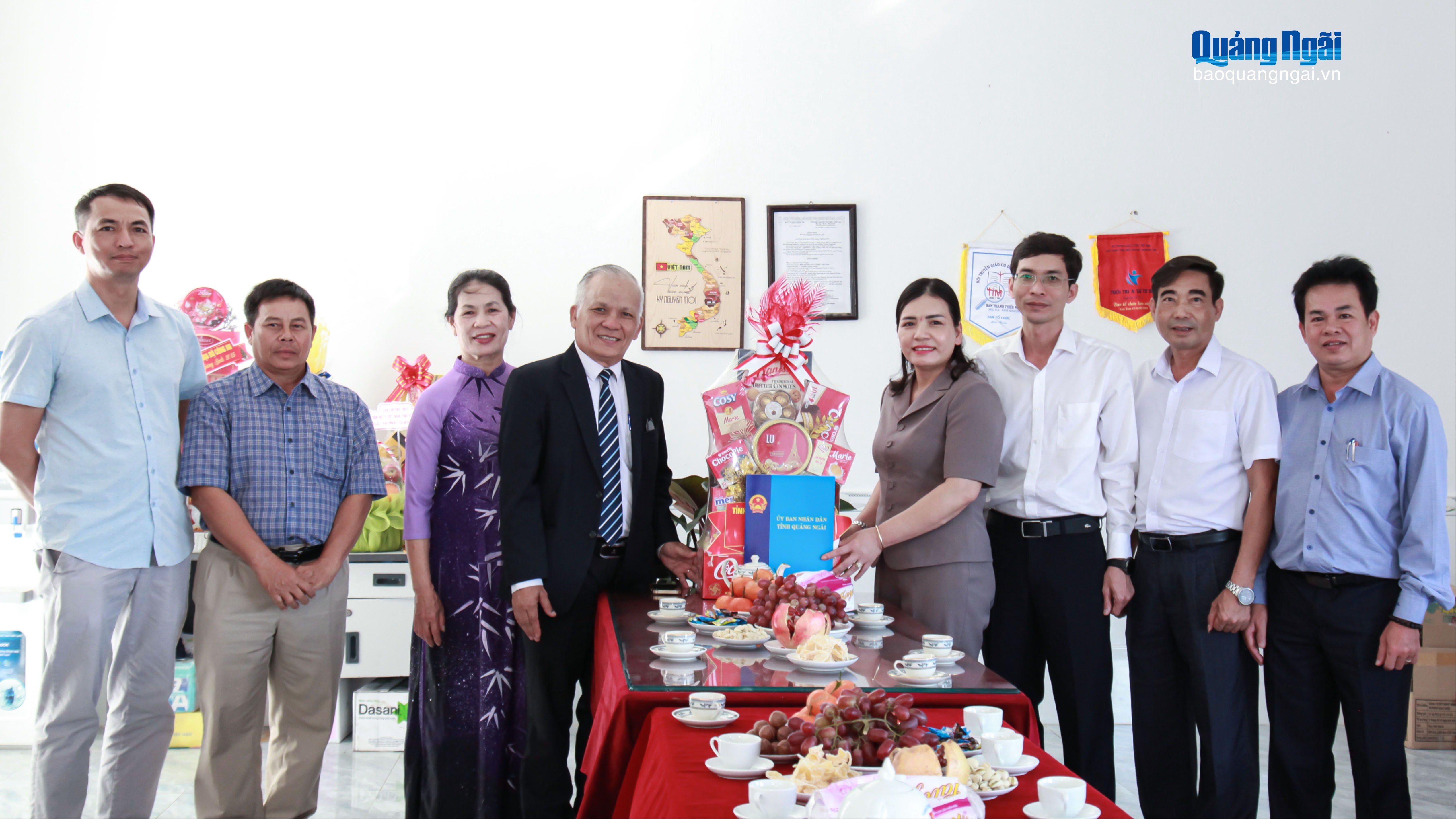 Phó Chủ tịch Thường trực UBND tỉnh Y Ngọc thăm, chúc mừng các tổ chức tôn giáo dịp Lễ Giáng sinh