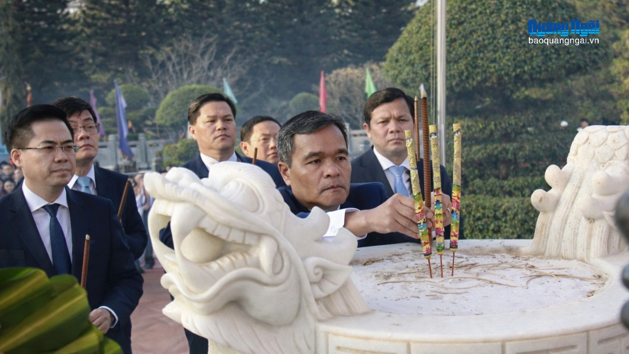 Lãnh đạo tỉnh dâng hương tưởng niệm các Anh hùng liệt sĩ