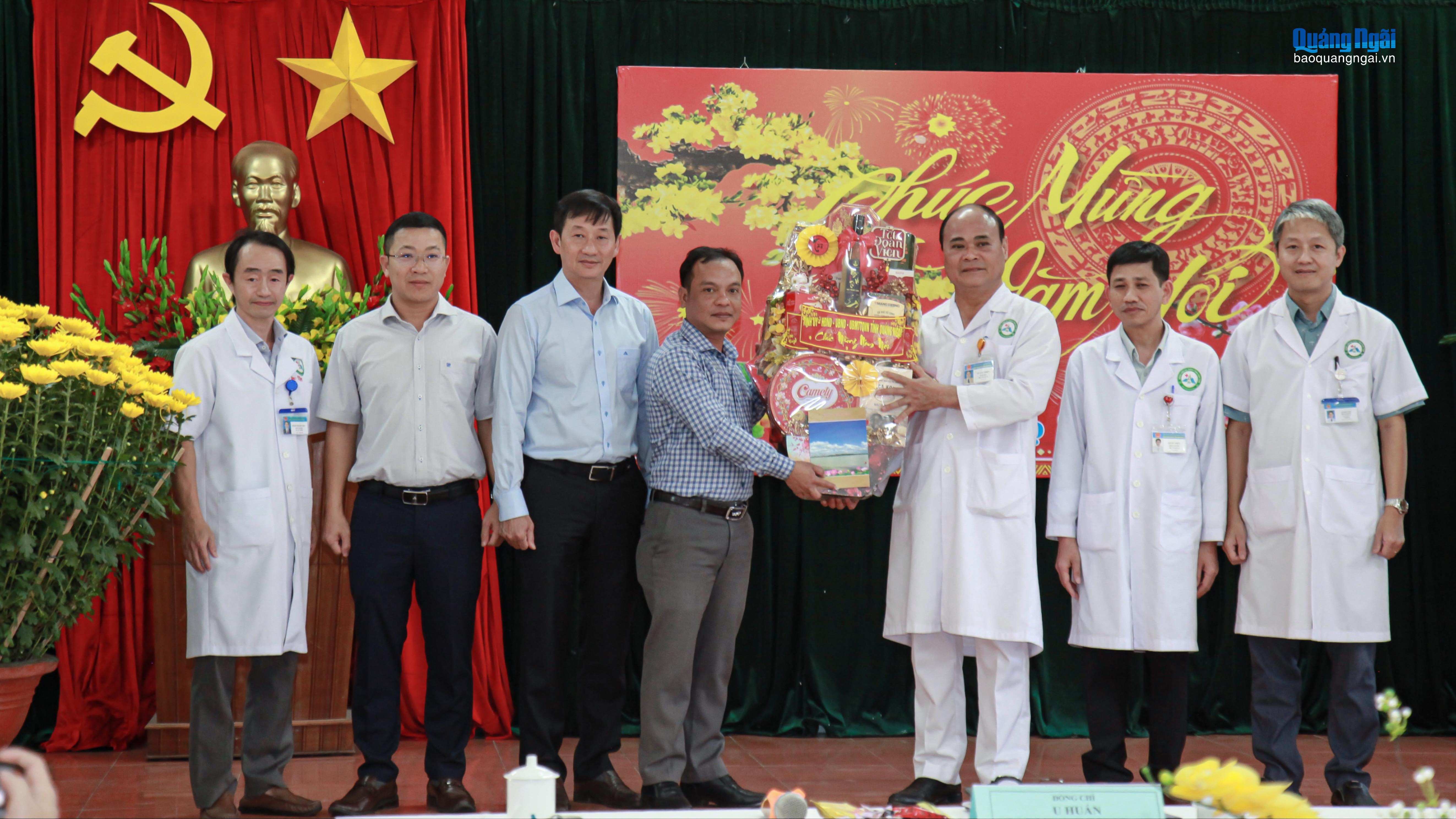 Phó Bí thư Thường trực Tỉnh ủy U Huấn thăm, chúc Tết Bệnh viện Đa khoa tỉnh Quảng Ngãi 2