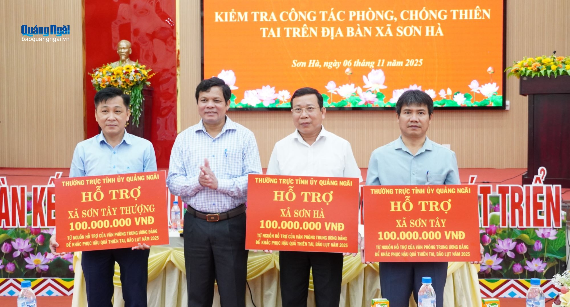 Phó Bí thư Tỉnh ủy, Chủ tịch HĐND tỉnh Nguyễn Đức Tuy rao kinh phí của Văn phòng Trung ương Đảng cho các địa phương.