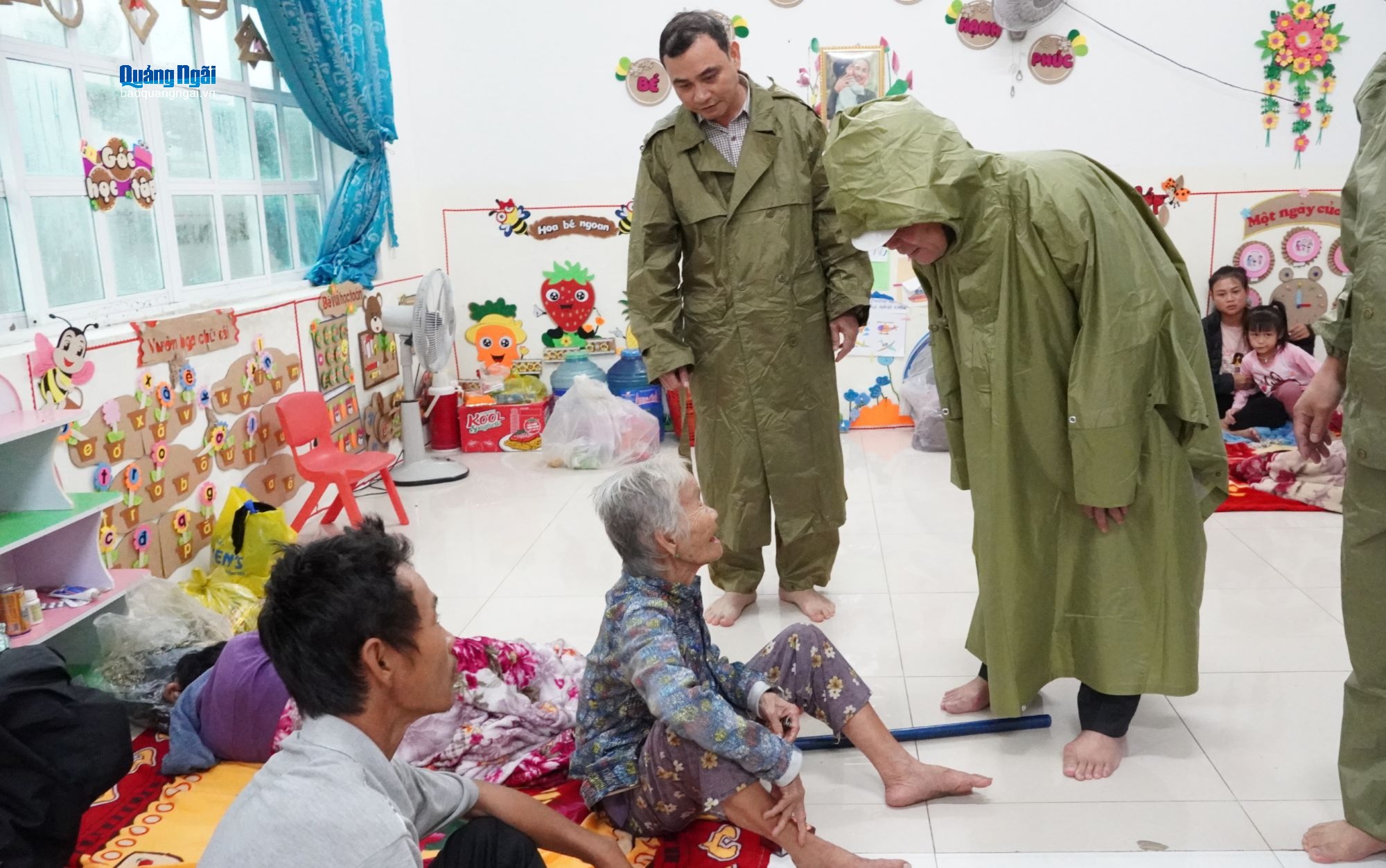 Phó Bí thư Tỉnh ủy, Chủ tịch HĐND tỉnh Nguyễn Đức Tuy thăm hỏi người dân xã Khánh Cường đang tránh trú bão tại Trường Mầm non Phổ Khánh.