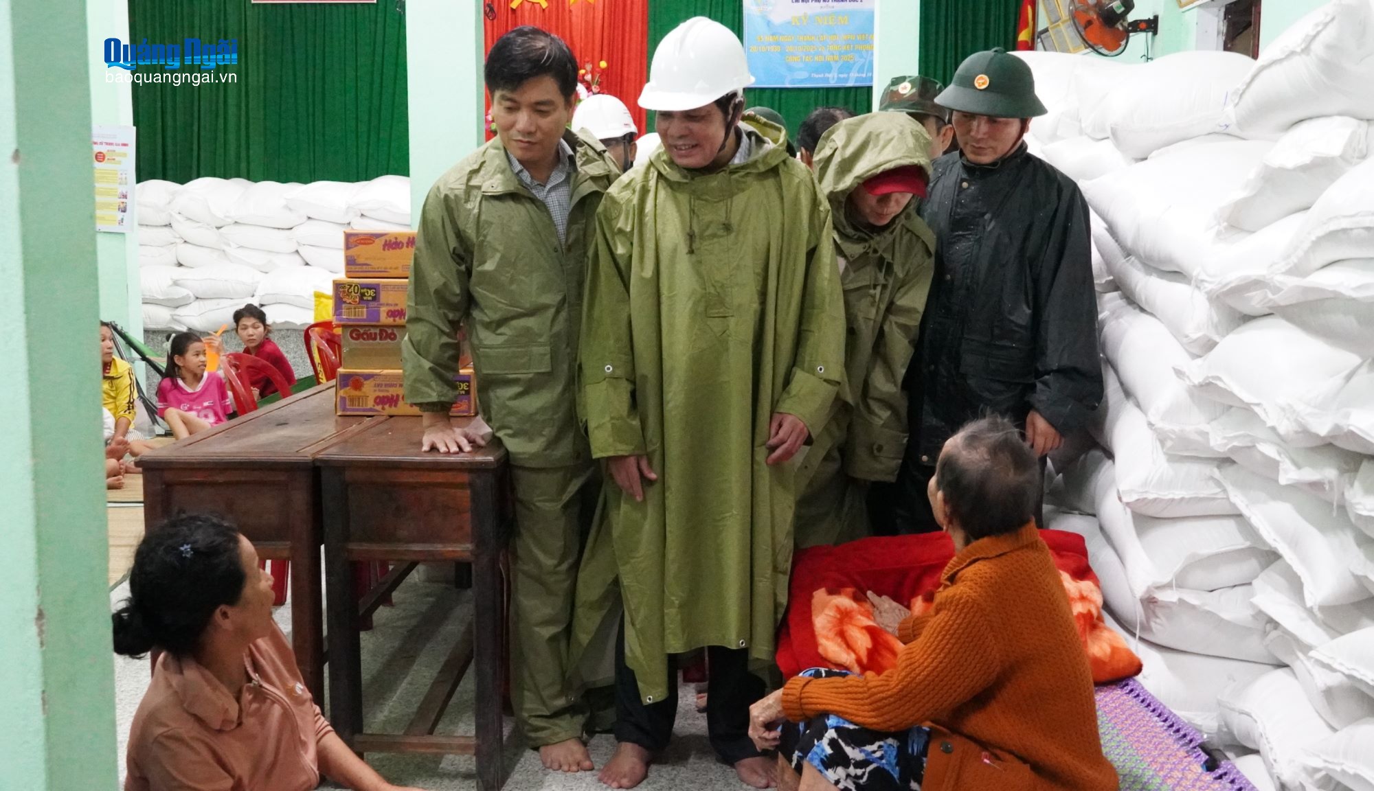 Phó Bí thư Tỉnh ủy, Chủ tịch HĐND tỉnh Nguyễn Đức Tuy thăm, động viên người dân tổ dân phố Thạnh Đức 2, phường Sa Huỳnh đang tránh trú bão.