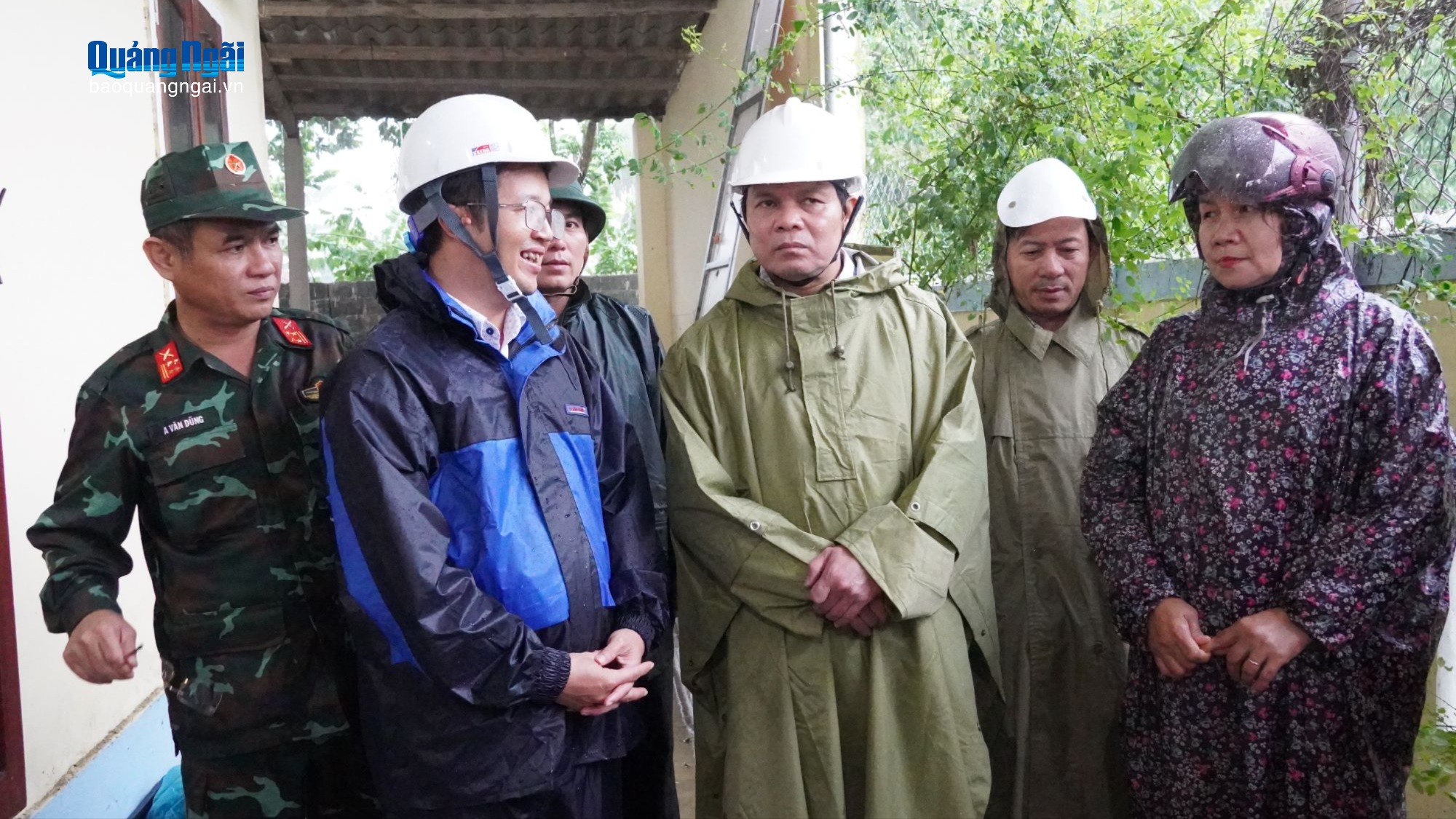 Phó Bí thư Tỉnh ủy, Chủ tịch HĐND tỉnh Nguyễn Đức Tuy kiểm tra công tác phòng, chống bão số 13 tại phường Sa Huỳnh.