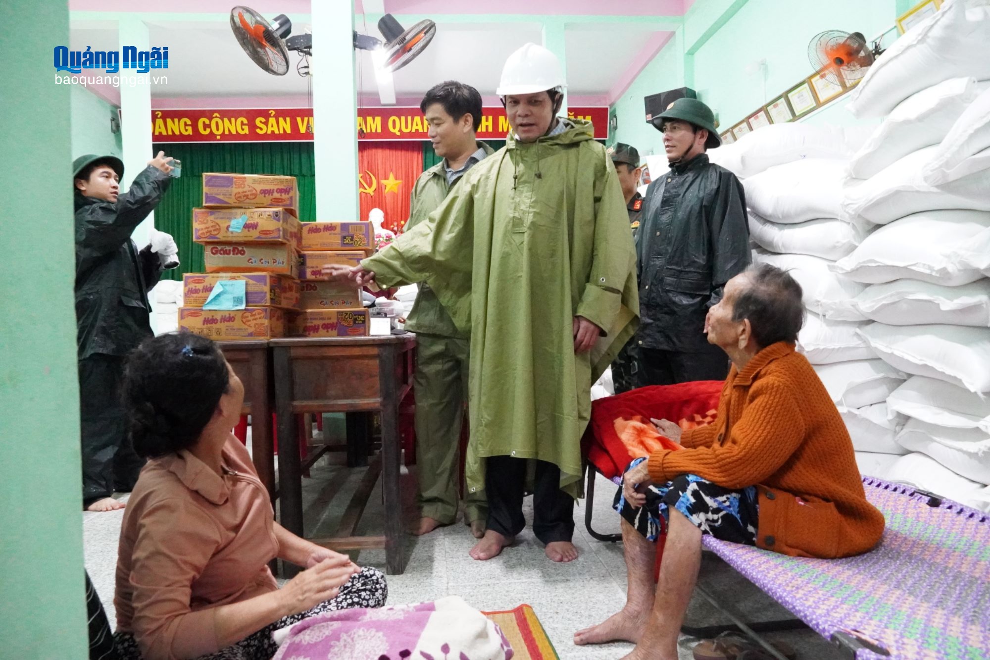 Phó Bí thư Tỉnh ủy, Chủ tịch HĐND tỉnh Nguyễn Đức Tuy hỗ trợ mì ăn liền cho người dân tổ dân phố Thạnh Đức 2, phường Sa Huỳnh.