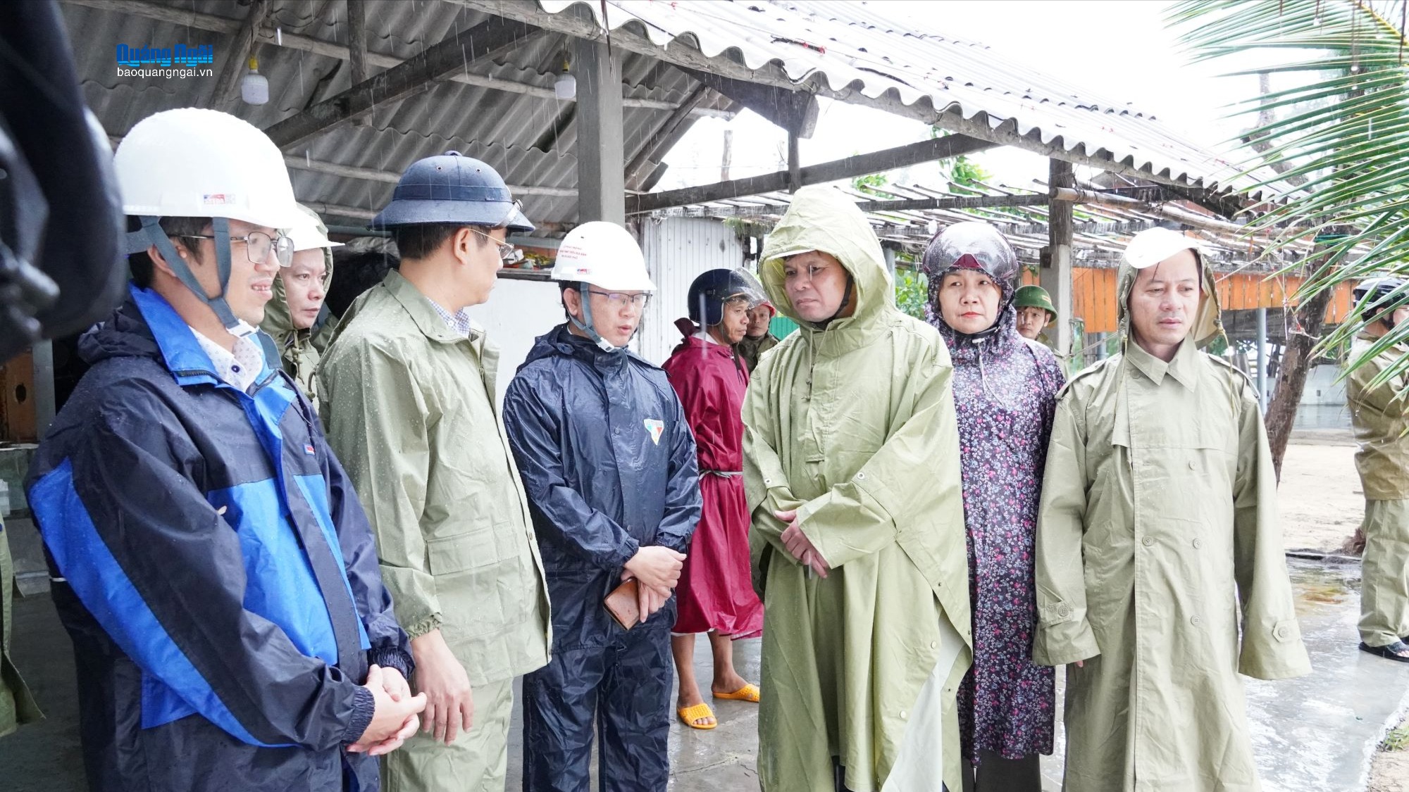 Phó Bí thư Tỉnh ủy, Chủ tịch HĐND tỉnh Nguyễn Đức Tuy kiểm tra công tác phòng, chống bão số 13 tại phường Sa Huỳnh.