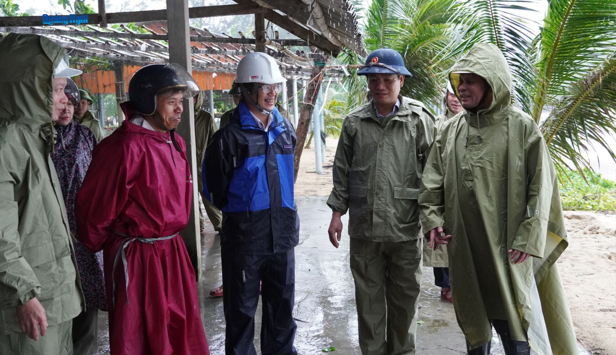 Phó Bí thư Tỉnh ủy, Chủ tịch HĐND tỉnh Nguyễn Đức Tuy kiểm tra công tác phòng, chống bão số 13 tại phường Sa Huỳnh.