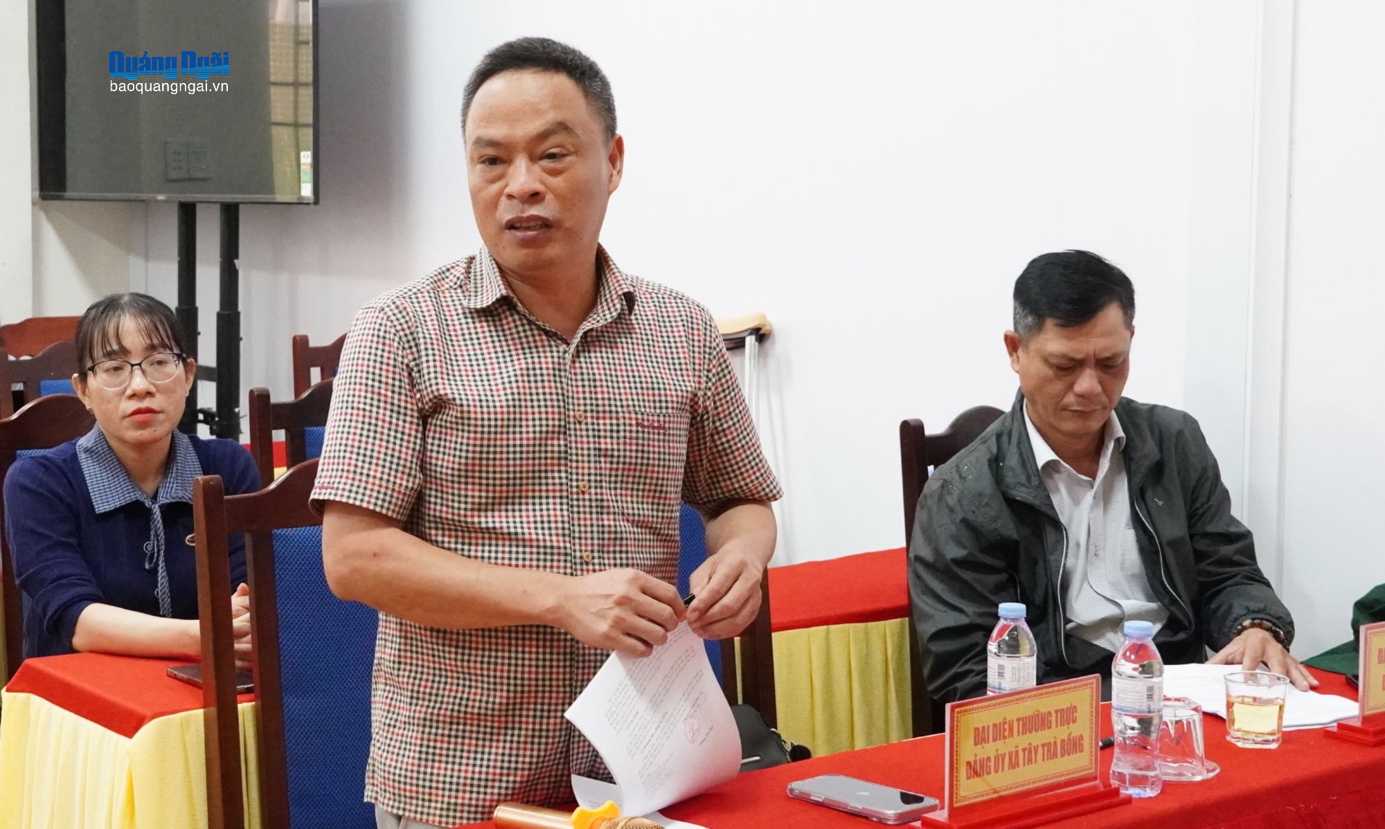 Lãnh đạo xã Tây Trà Bồng báo cáo tại buổi làm việc.