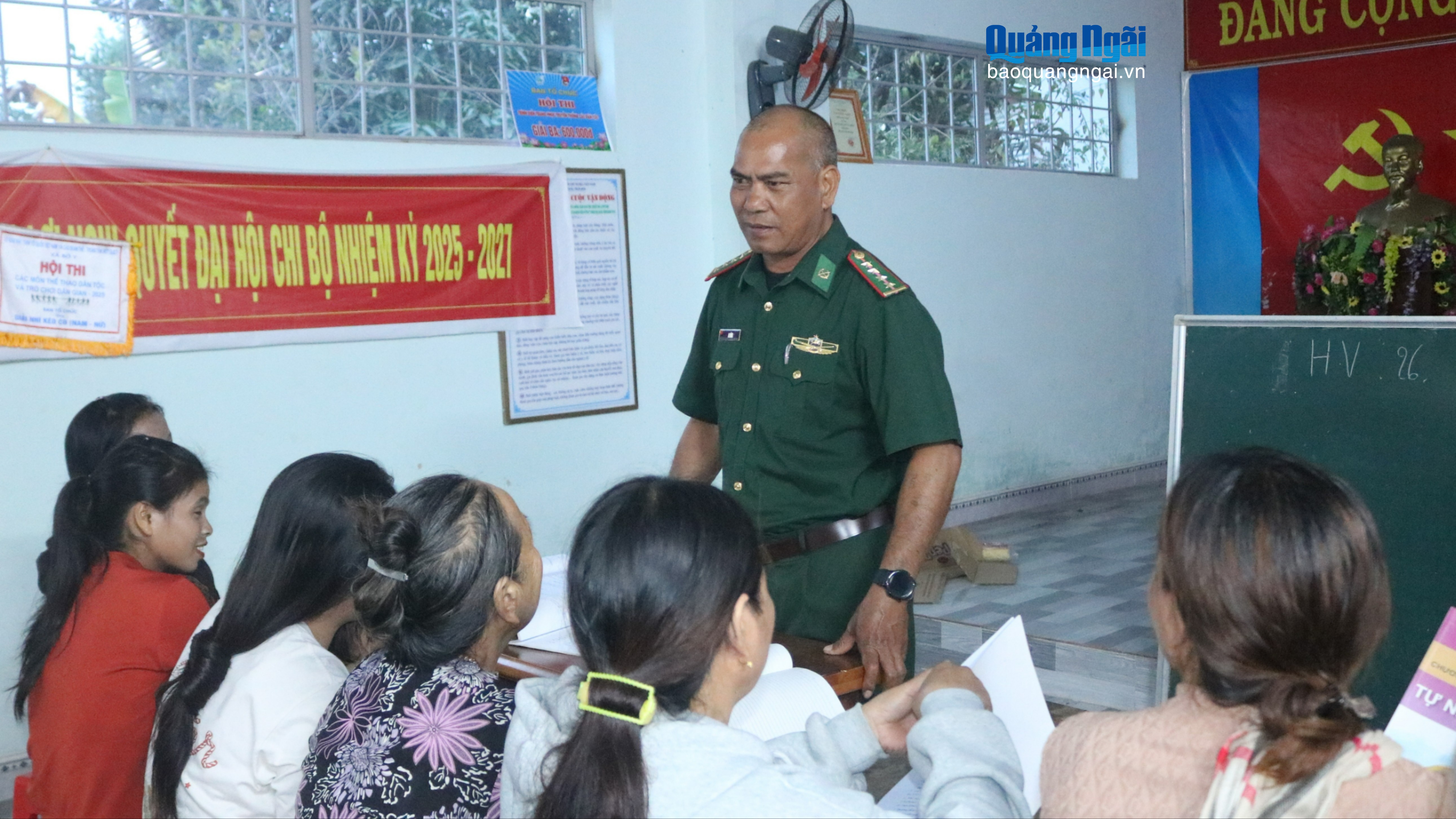 Thầy giáo quân hàm xanh gieo chữ nơi biên cương