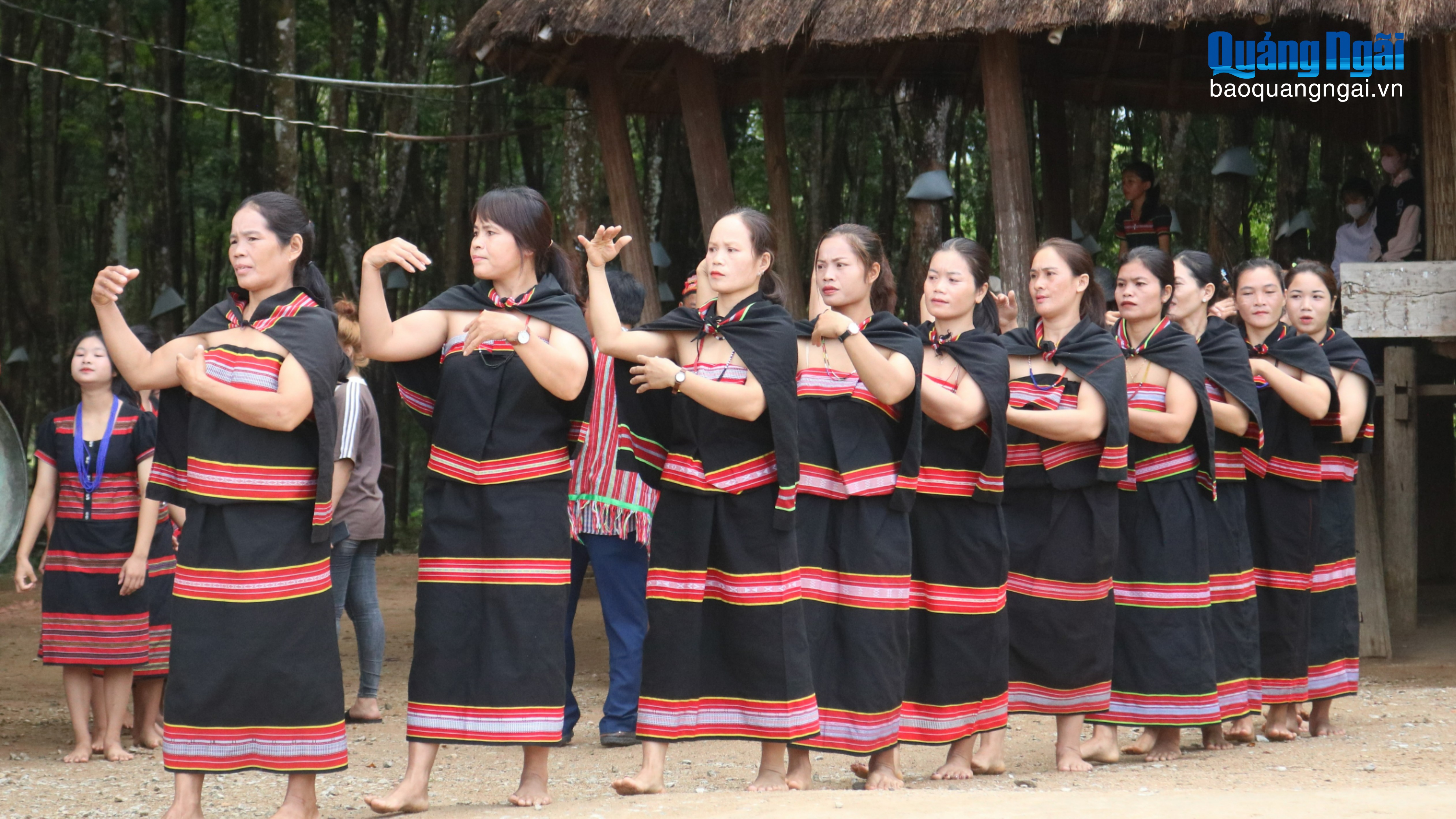 Độc đáo trang phục các dân tộc miền núi