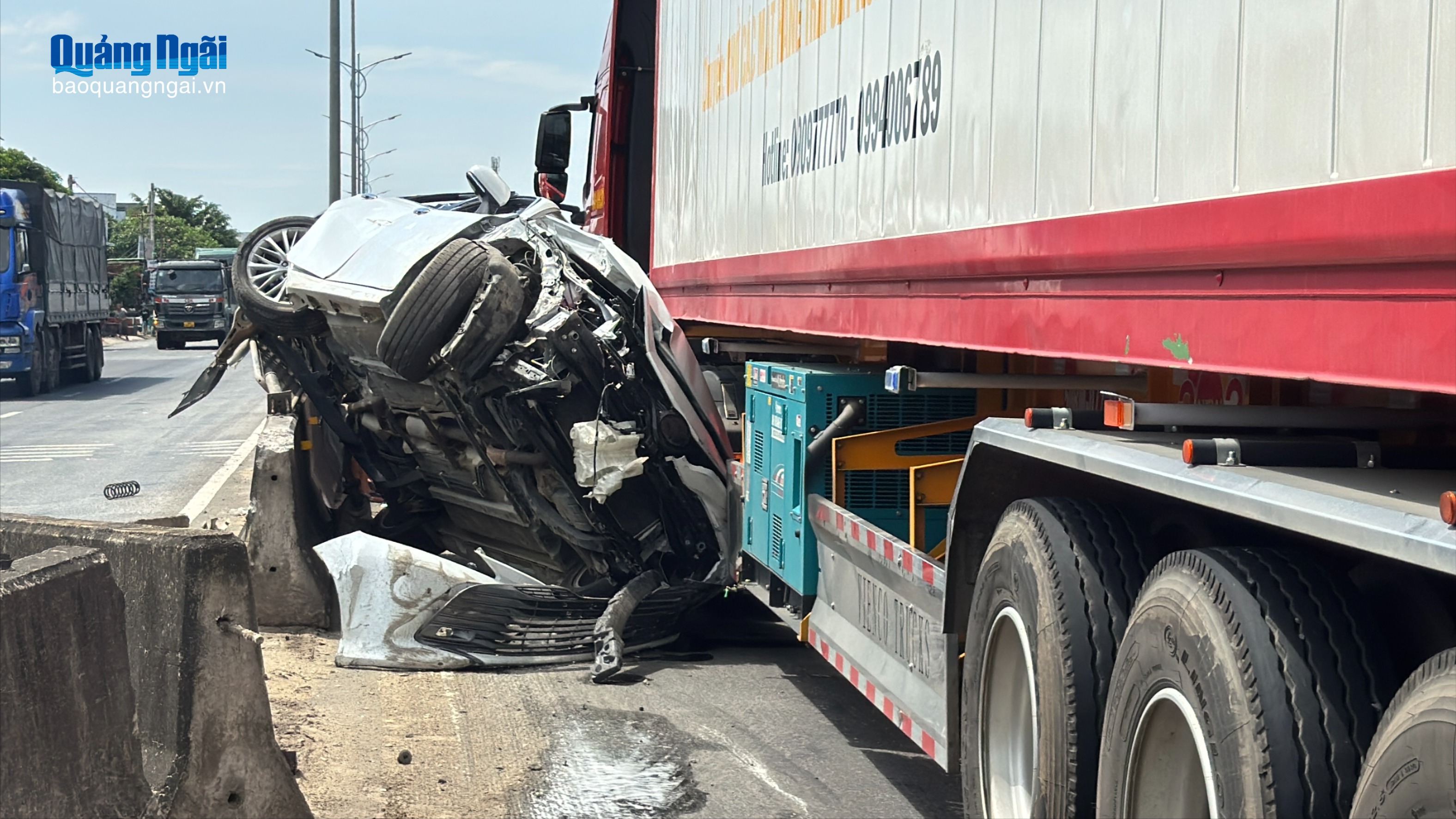 Xe ô tô bị biến dạng sau vụ tại nạn.