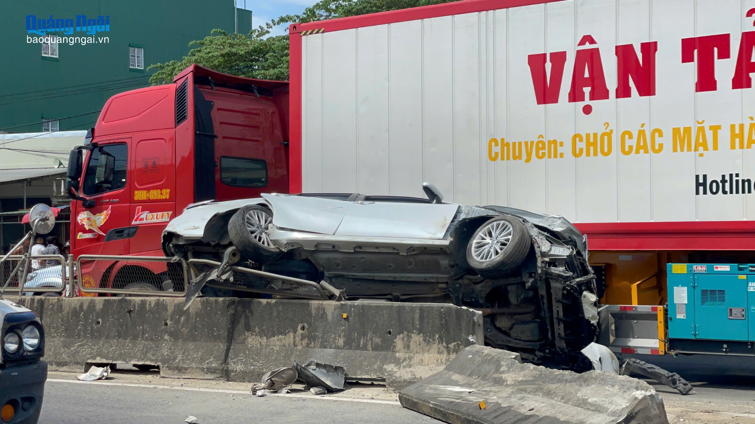 Cú va chạm khiến ô tô bị hất lên dải phân cách.